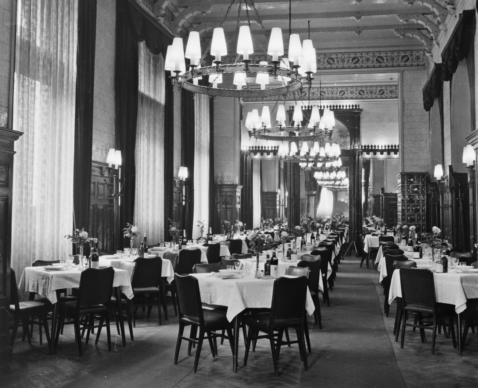 Hungary, Budapest VIII., Múzeum körút 12., Múzeum kávéház., 1957, Bauer Sándor, hospitality, tile stove, restaurant, flower, chandelier, place, coat-stand, lamp bracket, Budapest, Fortepan #110650