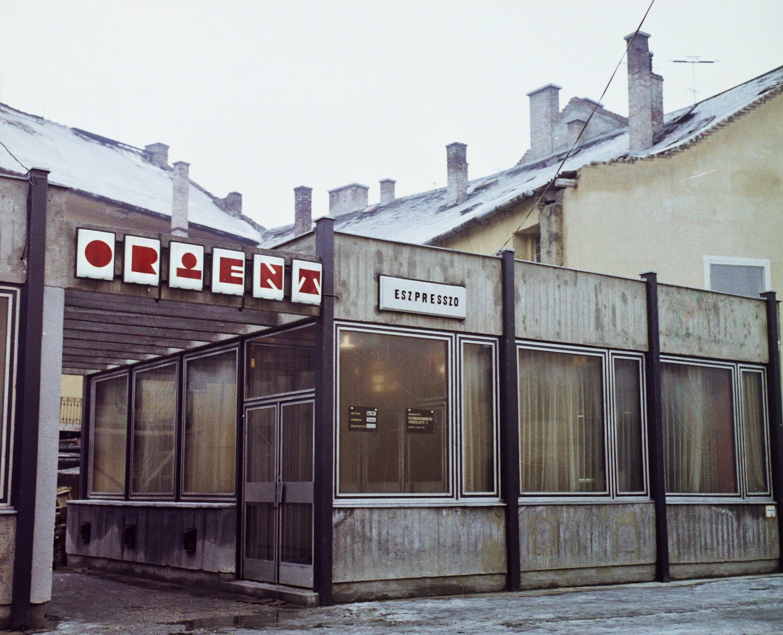 Hungary, Eger, a Bajcsy-Zsilinszky utca és az Érsek (Marx Károly) utca közötti háztömb udvara, Orient eszpresszó., 1971, Bauer Sándor, colorful, neon sign, Fortepan #110658