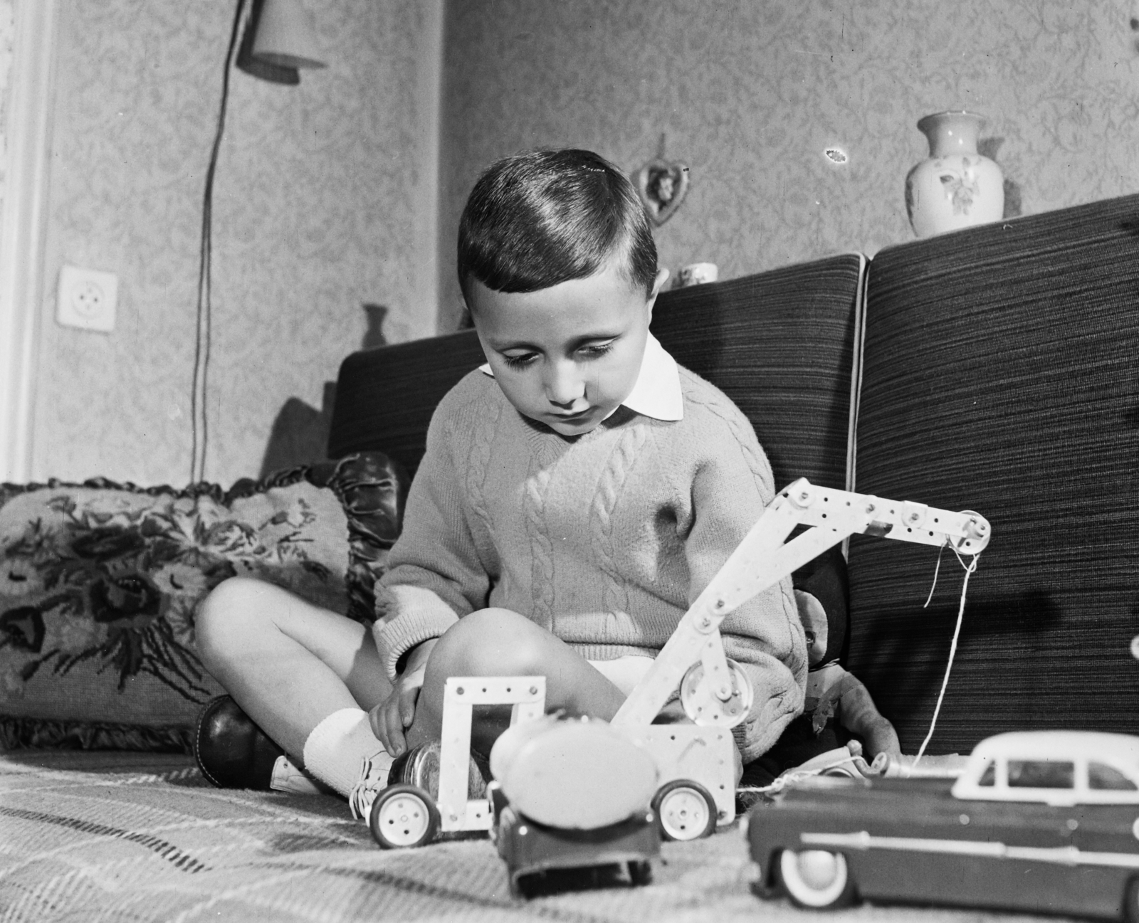 1964, Bauer Sándor, model car, toy, cross-legged sitting, Fortepan #110676