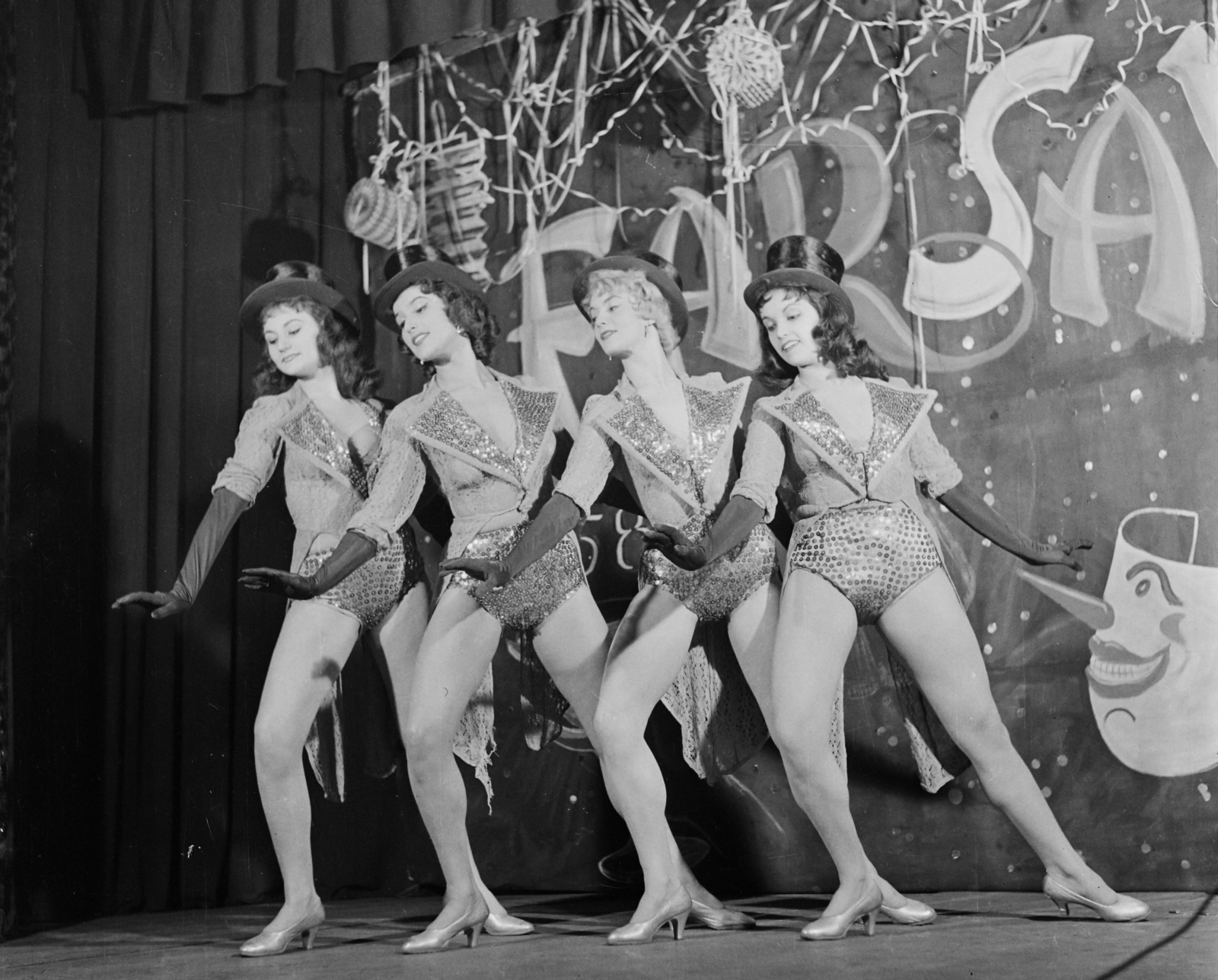 Magyarország, Budapest VI., Nagymező utca 17., Budapest Kávéház (Moulin Rouge). A „Farsang a Budapestben“ című zenés-táncos műsor próbája. Jobbszélen Dévényi Cecília színművésznő, koreográfus., 1958, Bauer Sándor, színpad, farsang, Budapest, szórakozóhely, táncos, Fortepan #110680