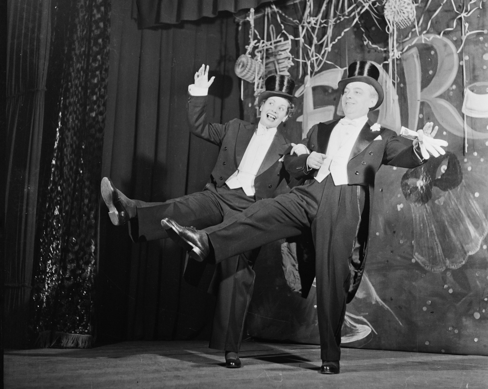 Hungary, Budapest VI., Nagymező utca 17., Budapest Kávéház (Moulin Rouge). A „Farsang a Budapestben“ című zenés-táncos műsor próbája. Kardos Magda és Feleki Kamill színművészek., 1958, Bauer Sándor, celebrity, dance, top hat, white tie, Budapest, Eric Vogel-scenery design, Fortepan #110681