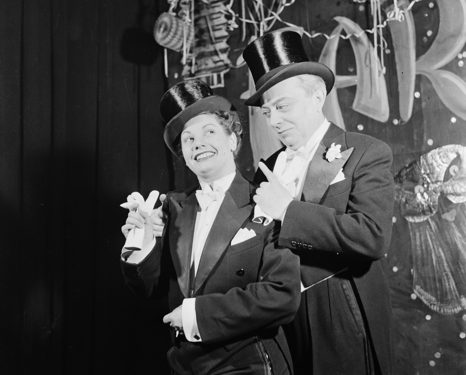 Magyarország, Budapest VI., Nagymező utca 17., Budapest Kávéház (Moulin Rouge). A „Farsang a Budapestben“ című zenés-táncos műsor próbája. Kardos Magda és Feleki Kamill színművészek., 1958, Bauer Sándor, híres ember, cilinder, kesztyű, frakk, farsang, Budapest, Fortepan #110682