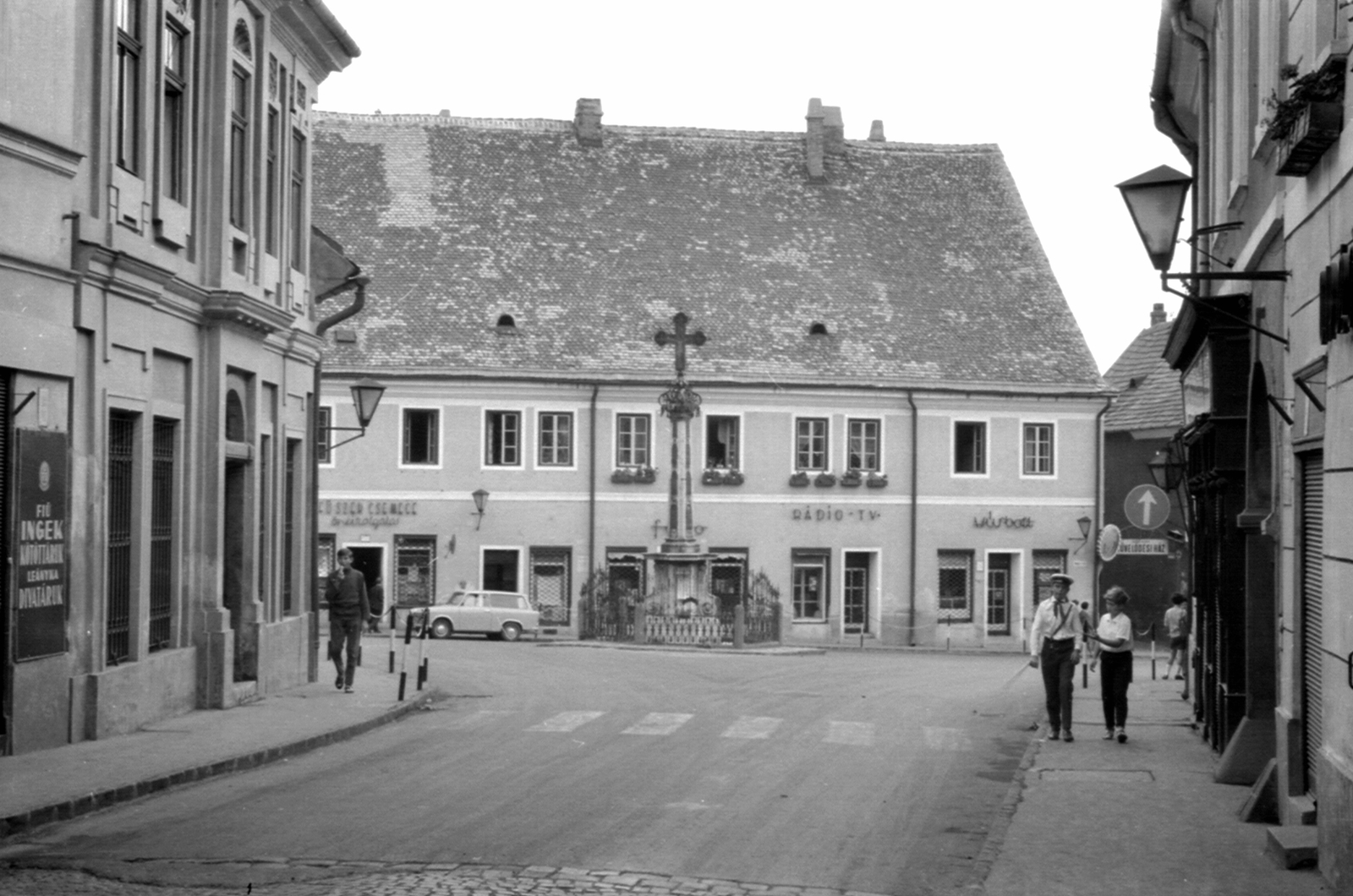 Magyarország, Szentendre, Fő (Marx) tér szemben a Szerb (kalmár) kereszt és a szerb ház., 1968, Mészöly Leonóra, Fortepan #11069