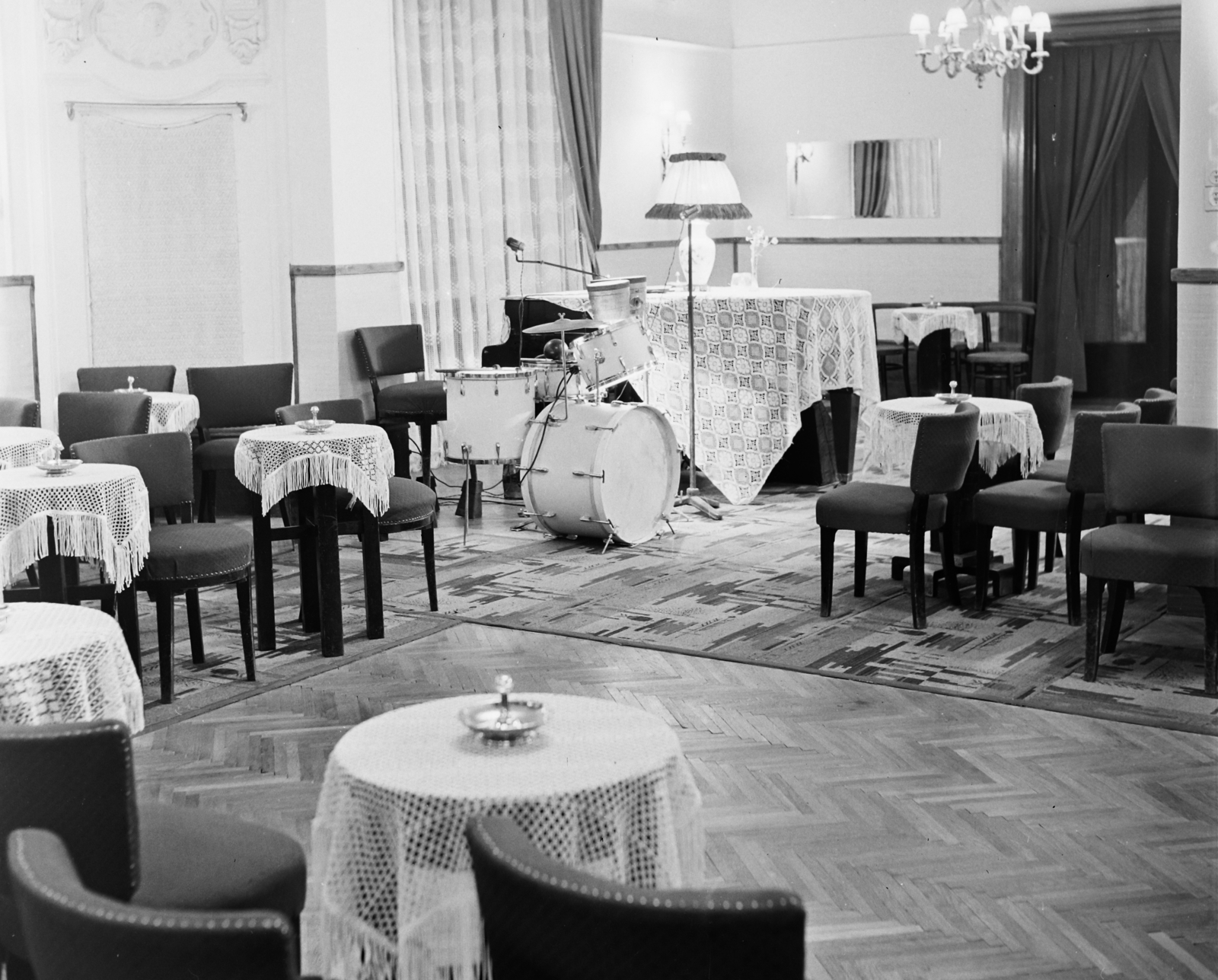 Hungary, Budapest VII., Városligeti (Gorkij) fasor 35/b, a Moszkva étterem presszója., 1959, Bauer Sándor, floor lamp, espresso, chandelier, piano, ashtray, drum, parquet floor, stucco, Budapest, cymbal, Fortepan #110707