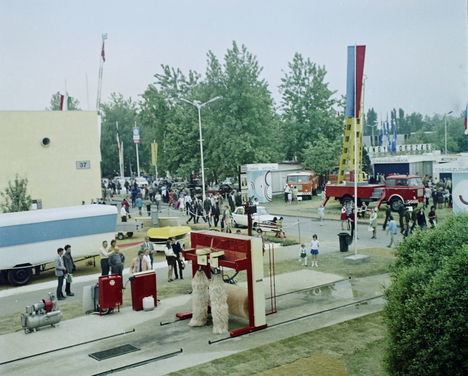 Hungary, Budapest X., Albertirsai úti vásárterület., 1973, Bauer Sándor, colorful, international fair, Skoda Liaz-brand, car wash, Budapest, Fortepan #110730