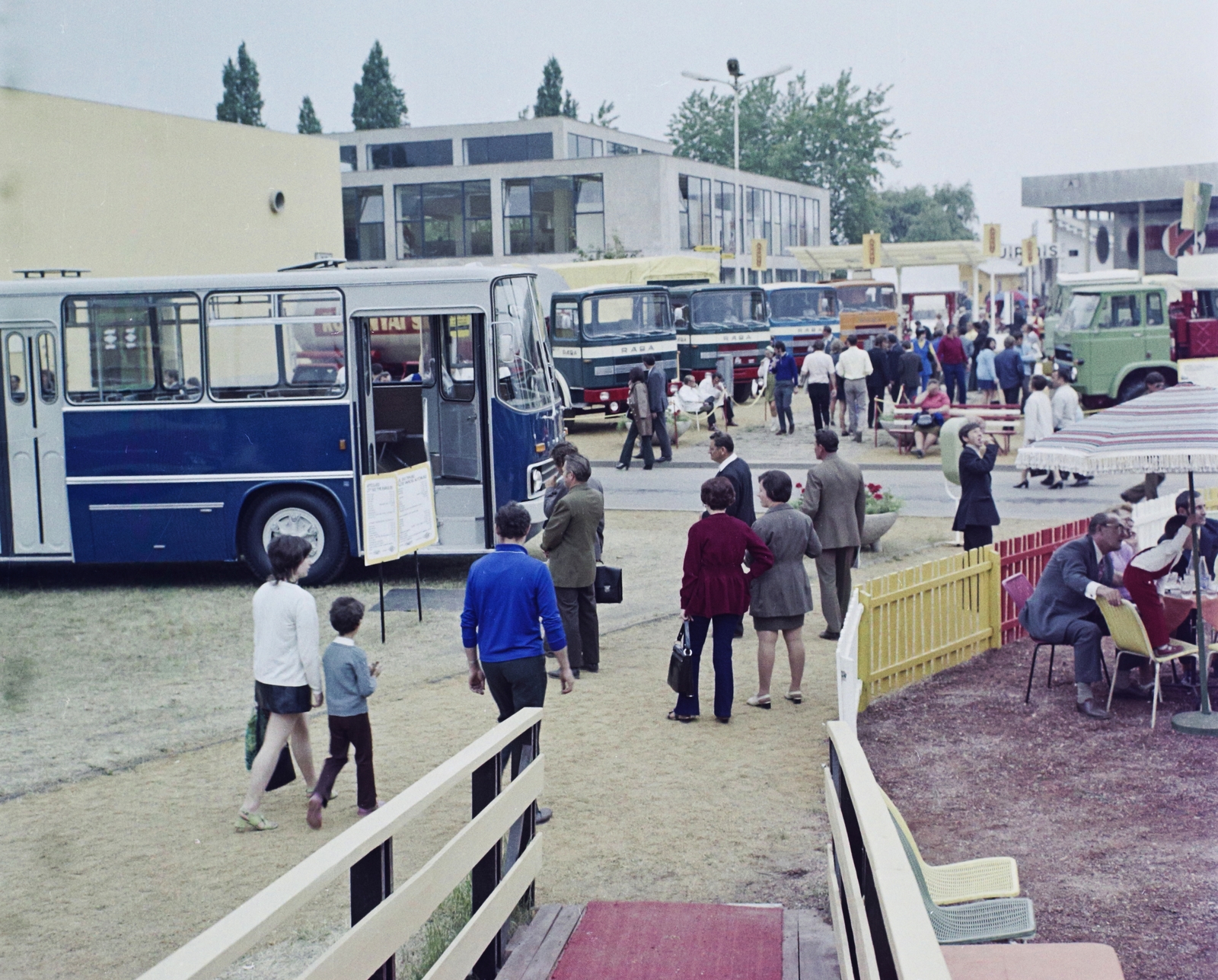 Hungary, Budapest X., Albertirsai úti vásárterület., 1973, Bauer Sándor, bus, commercial vehicle, Ikarus-brand, Rába-brand, international fair, Budapest, Fortepan #110736