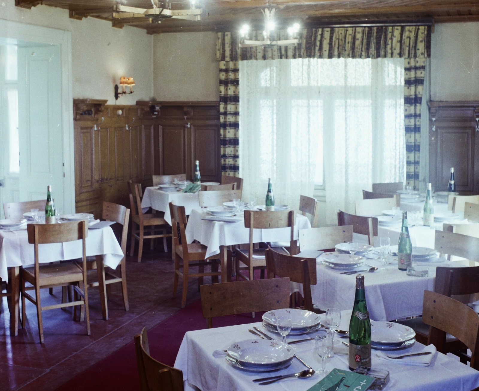 Magyarország, Nagymaros, Fő (Kossuth) tér 2., Maros étterem., 1970, Bauer Sándor, színes, teríték, borosüveg, Fortepan #110751