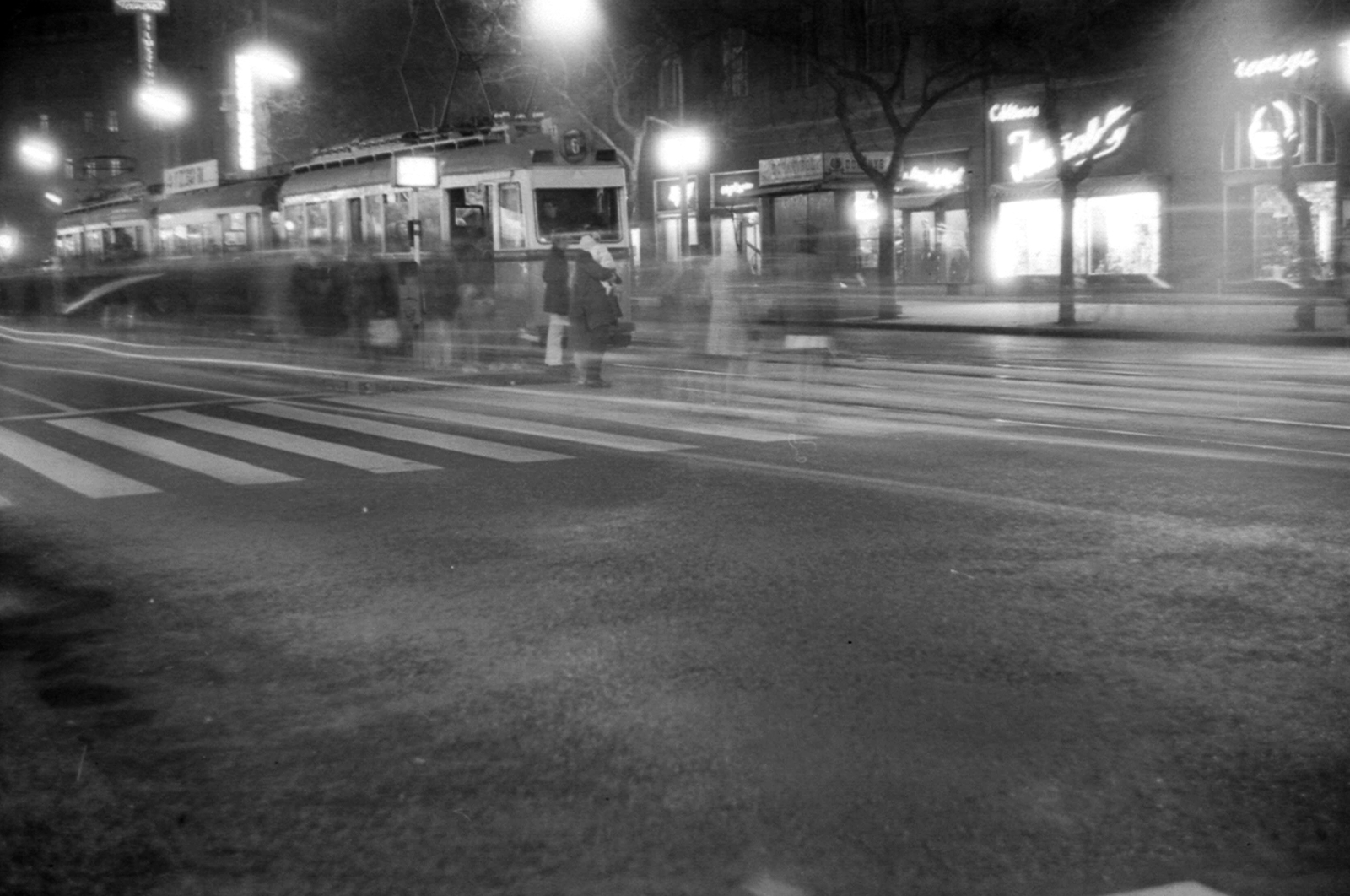 Magyarország, Budapest XIII., Szent István körút, szemben a 16-22. sz. házak., 1968, Mészöly Leonóra, utcakép, villamos, Ganz UV, neon felirat, Budapest, gyalogátkelő, Fortepan #11076