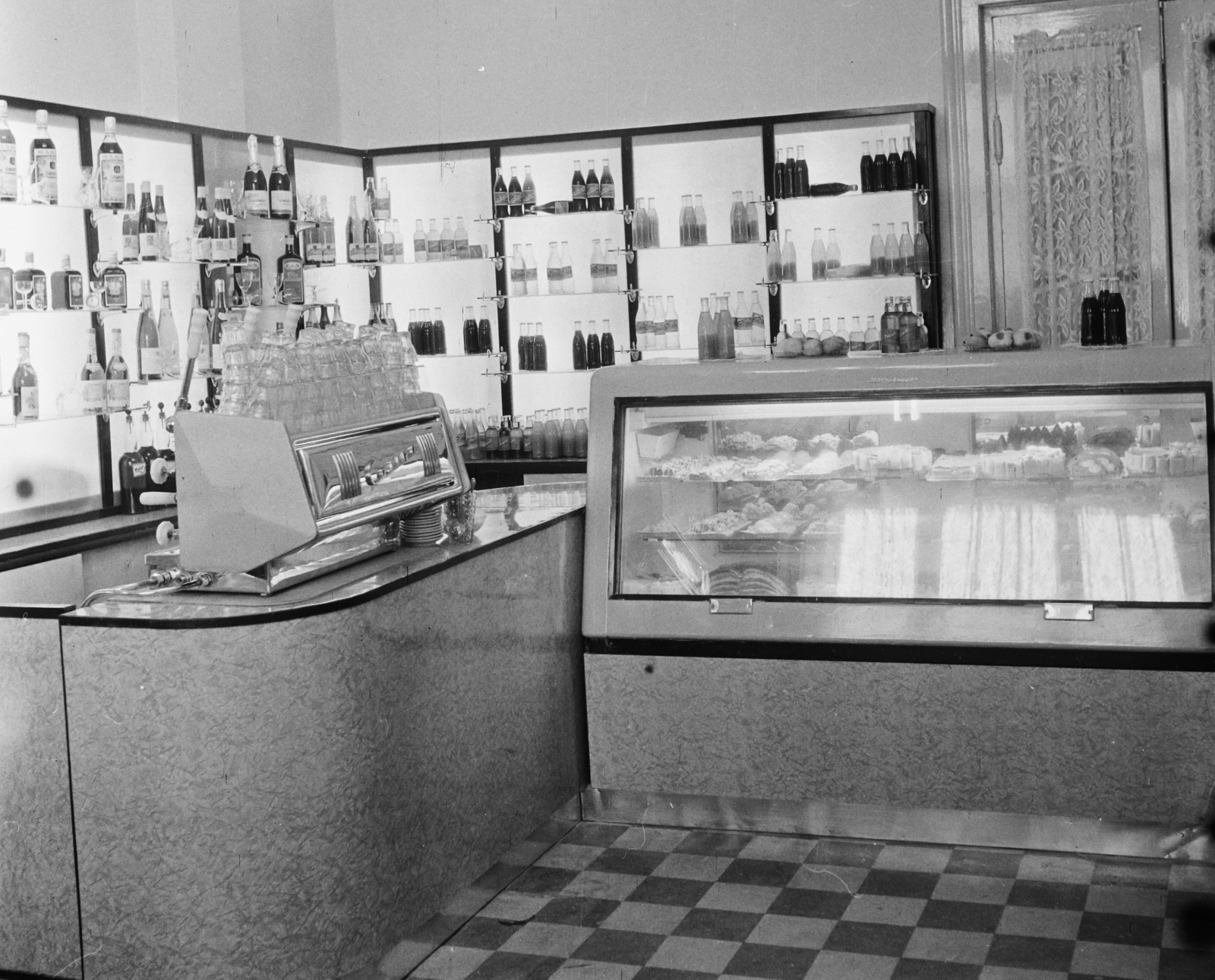 Hungary, Budapest XIX., Fő (Gábor Andor) utca 22., Ifjú Gárda Művelődési Ház (korábban a Kispesti Ipartestület székháza)., 1961, Bauer Sándor, Budapest, coffee machine, Fortepan #110766