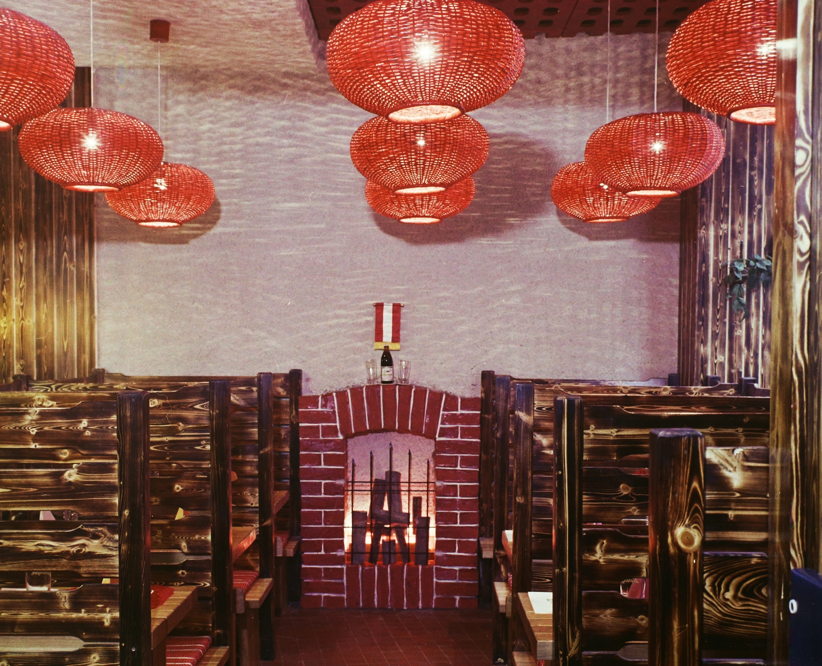 Hungary, Budapest V., Papnövelde (Eötvös Loránd) utca 8., Liesinger Bécsi Söröző., 1971, Bauer Sándor, colorful, Budapest, wickerwork, ceiling lamp, Fortepan #110786