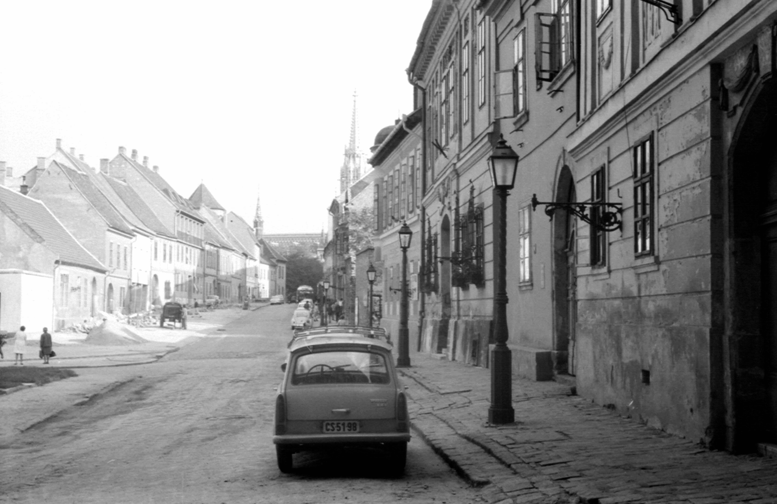 Magyarország, budai Vár, Budapest I., Fortuna utca a Bécsi kapu térről nézve., 1968, Mészöly Leonóra, német gyártmány, Trabant-márka, utcakép, kompresszor, gázlámpa, Budapest, Fortepan #11082