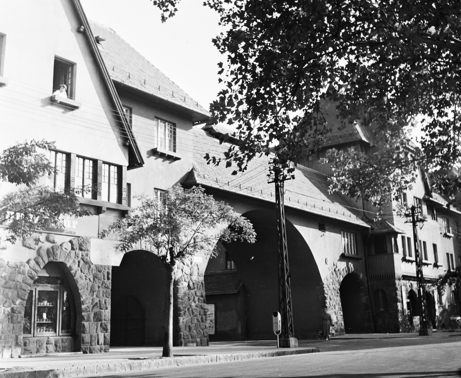 Magyarország, Budapest XIX., Wekerletelep, Kós Károly (Petőfi) tér, a Hungária út felé vezető Kós-kapu., 1964, Bauer Sándor, kapu, kapualj, Budapest, Kós Károly-terv, Fortepan #110838