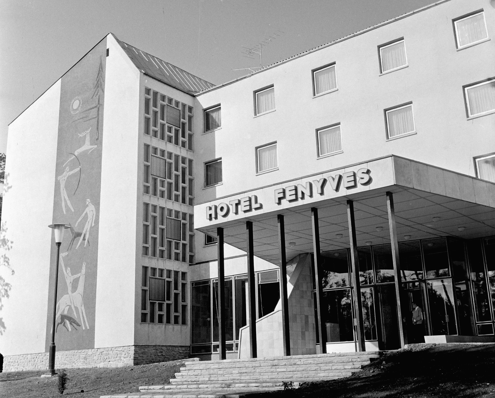 Hungary, Sopron, Várisi út 4., Hotel Fenyves (később Hotel Lövér). Balra a homlokzaton Ludmány Ottó sgraffito-ja., 1965, Bauer Sándor, hotel, Fortepan #110848