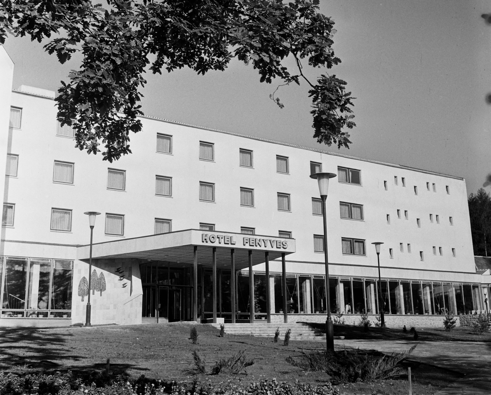 Hungary, Sopron, Várisi út 4., Hotel Fenyves (később Hotel Lövér). A bejárat mellett Csohány Kálmán grafikusművész és Ludmány Ottó festőművész festett csempe falburkolata., 1965, Bauer Sándor, hotel, Fortepan #110849