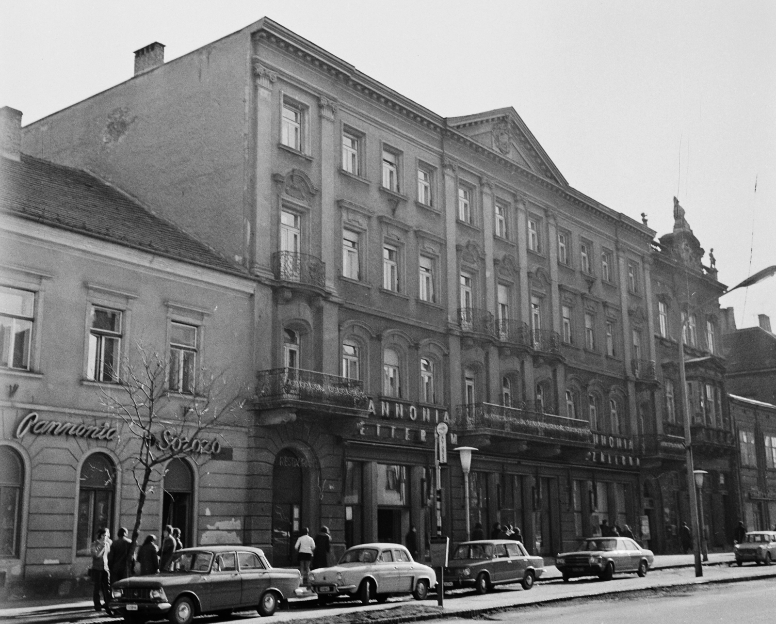 Magyarország, Sopron, Várkerület (Lenin körút) 75., Pannónia szálló., 1973, Bauer Sándor, VAZ 2101, Moszkvics 412, Fiat 1100, neon felirat, Renault Dauphine, Ford Granada, Fortepan #110853