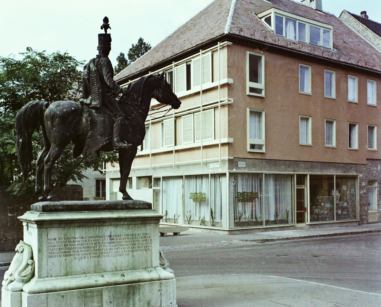 Hungary, Budapest I., Úri utca - Szentháromság utca kereszteződés, Hadik András lovasszobra (ifj. Vastagh György, 1937), szemben a Behrám Eszpresszó., 1970, Bauer Sándor, colorful, horse sculpture, Budapest, Fortepan #110885