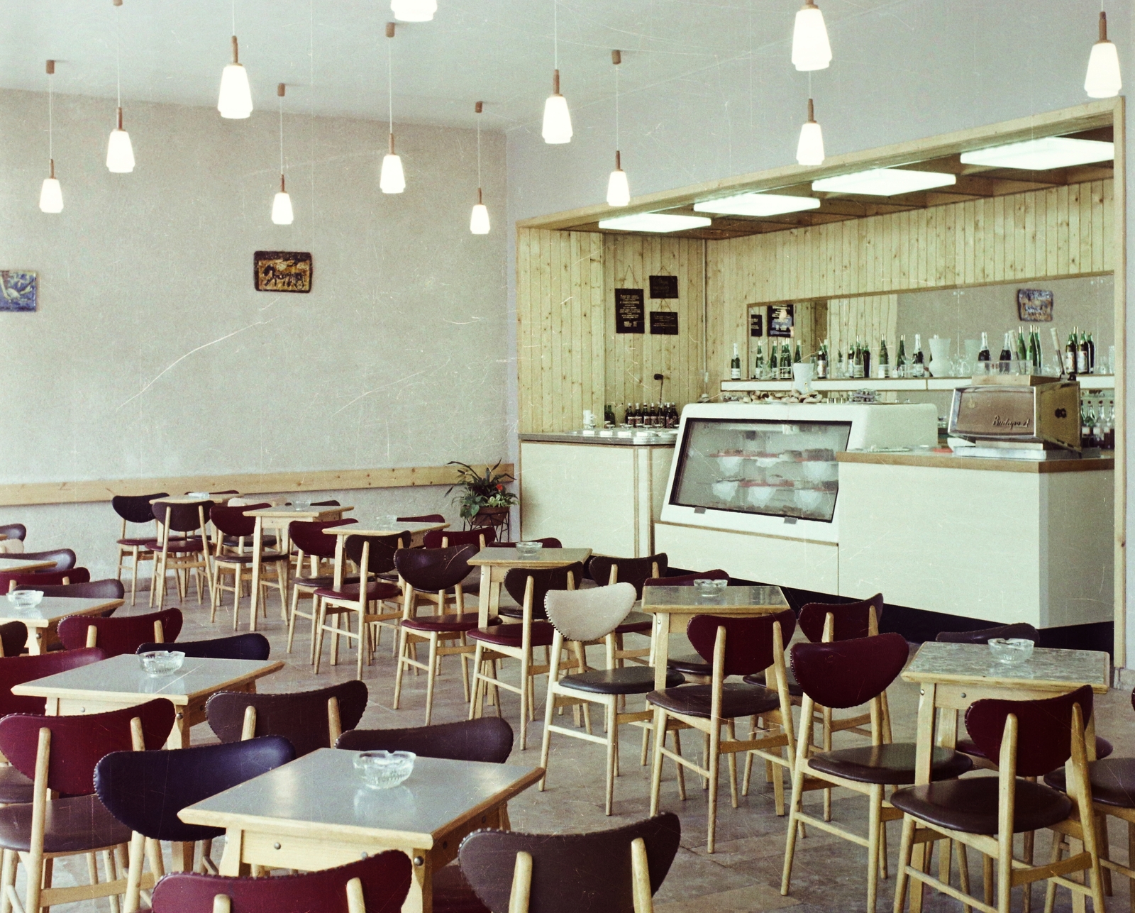 Hungary, Veszprém, Dózsa György tér, Dózsa eszpresszó., 1970, Bauer Sándor, colorful, espresso, counter, wood panelling, coffee machine, Fortepan #110892