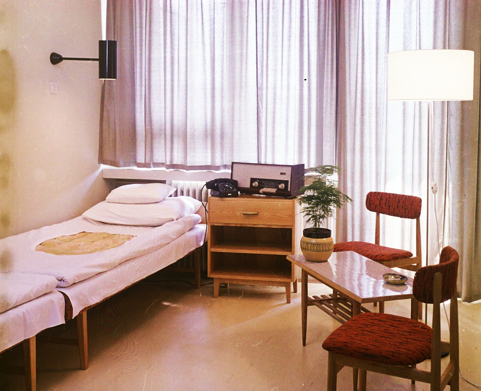 Hungary, Veszprém, Budapest út, a Hotel Veszprém egyik szobája., 1967, Bauer Sándor, colorful, hotel, telephone, radio, interior, smoking stand, Fortepan #110897