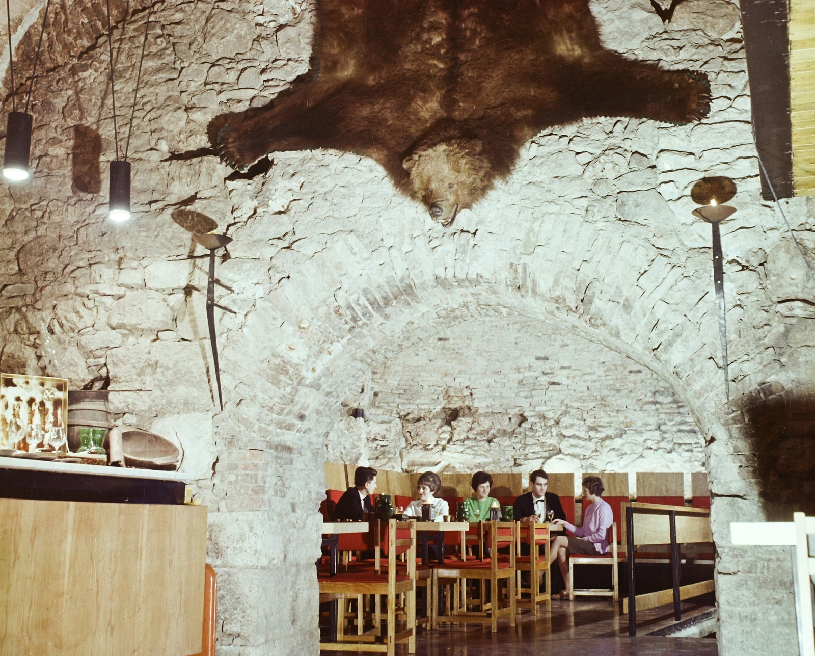 Hungary, Budapest I., Hess András tér 4., Fortuna étterem, taverna., 1966, Bauer Sándor, colorful, restaurant, basement, arch, stone wall, bearskin, Budapest, Fortepan #110900