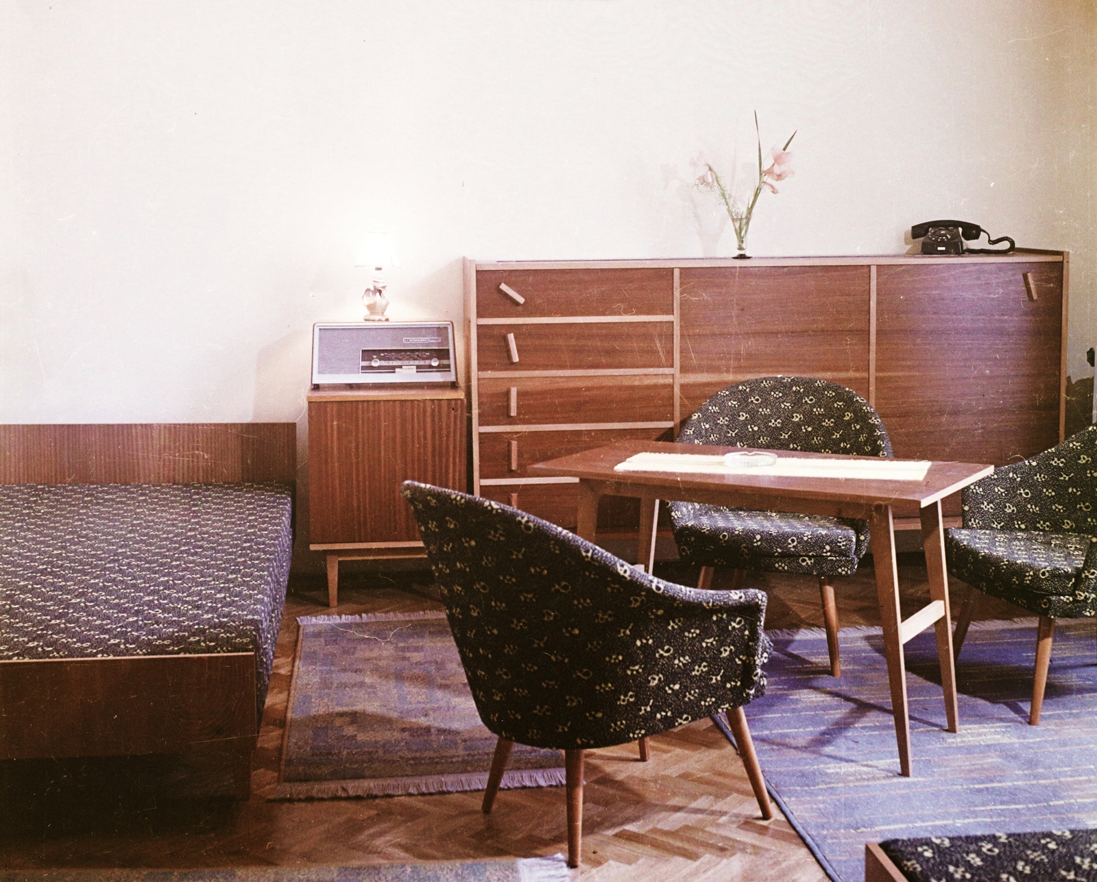 Hungary, Székesfehérvár, Fő (Március 15.) utca 10., a Velence (előtte és később Magyar Király) szálló egyik szobája., 1967, Bauer Sándor, colorful, hotel, telephone, radio, interior, smoking stand, Fortepan #110903