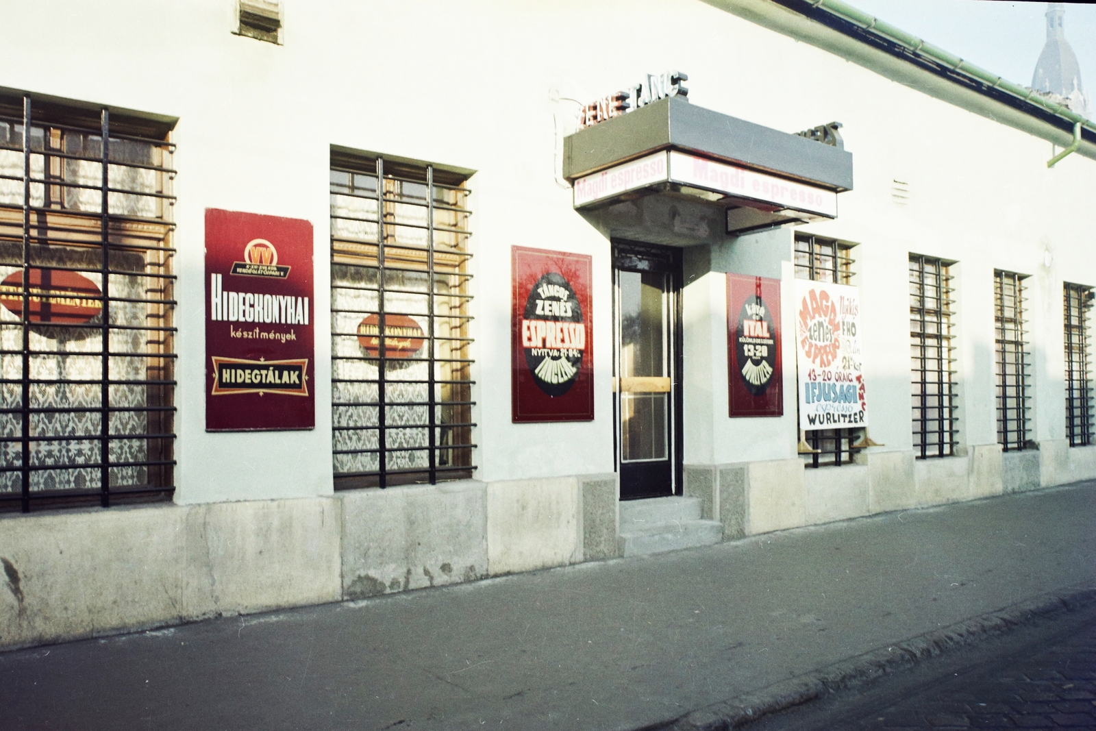 Magyarország, Budapest X., Kőrösi Csoma sétány (ekkor út) 16., Magdi eszpresszó. Jobbra fent a Szent László-templom tornya látszik., 1973, Bauer Sándor, színes, Budapest, Fortepan #110933