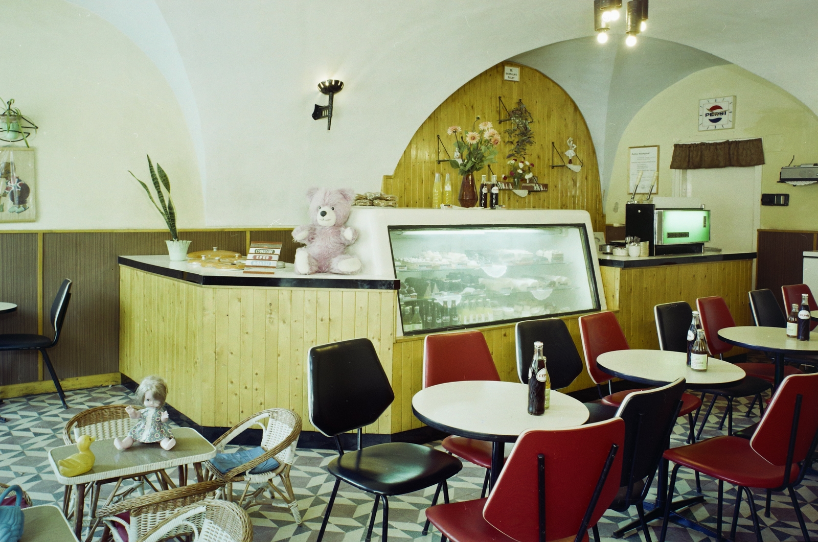 Hungary, 1974, Bauer Sándor, colorful, espresso, Pepsi-brand, coffee machine, teddy bear, Fortepan #110947