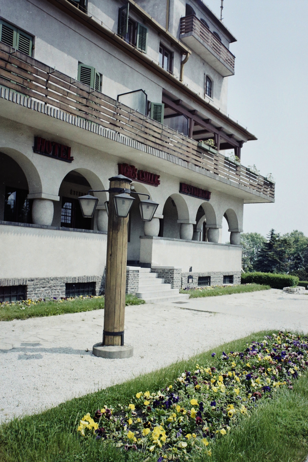 Hungary, untitled, Budapest XII., Rege utca, Vörös Csillag (egykor Golf, később Panoráma) szálloda., 1972, Bauer Sándor, colorful, hotel, architecture, lamp post, porch, Budapest, Dezső Lauber-design, László Bereczky-design, Fortepan #110957