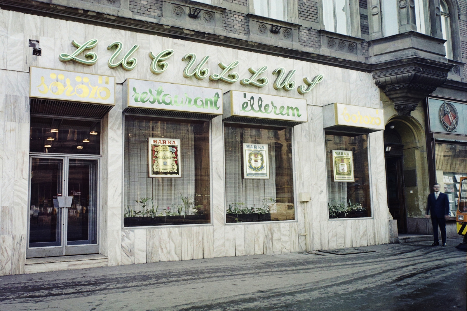 Hungary, Budapest VII., Erzsébet (Lenin) körút 7., Lucullus Étterem., 1975, Bauer Sándor, colorful, sweeper, neon sign, Budapest, Fortepan #110965