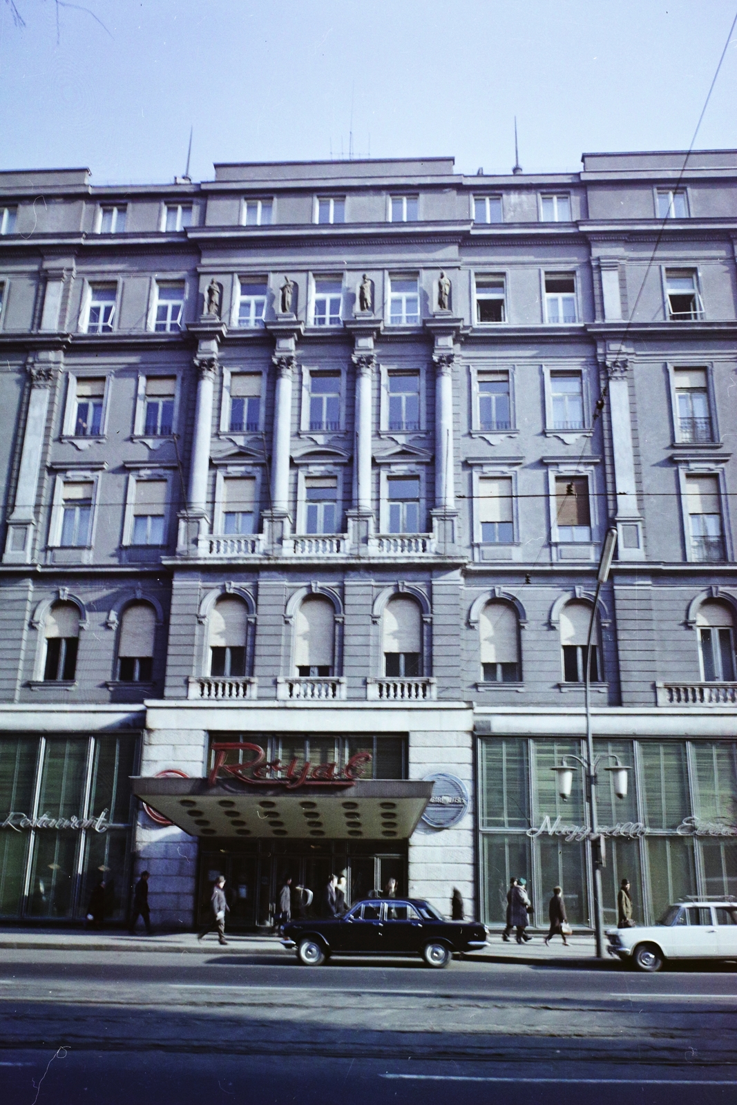 Magyarország, Budapest VII., Erzsébet (Lenin) körút, Royal Szálló., 1972, Bauer Sándor, színes, GAZ 24 Volga, neon lámpa, Polski Fiat 125p, neon felirat, Budapest, Fortepan #110968