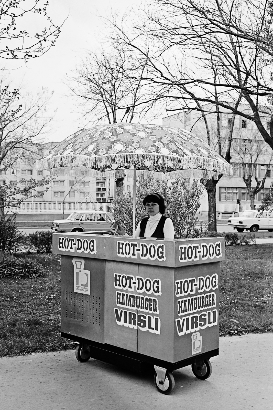 Hungary, Cegléd, Gubody- (Lenin)-park, háttérben a Rákóczi úton a Dózsa György kollégium., 1979, Bauer Sándor, sunshades, street view, buffet, woman, hand seller, Fortepan #110974