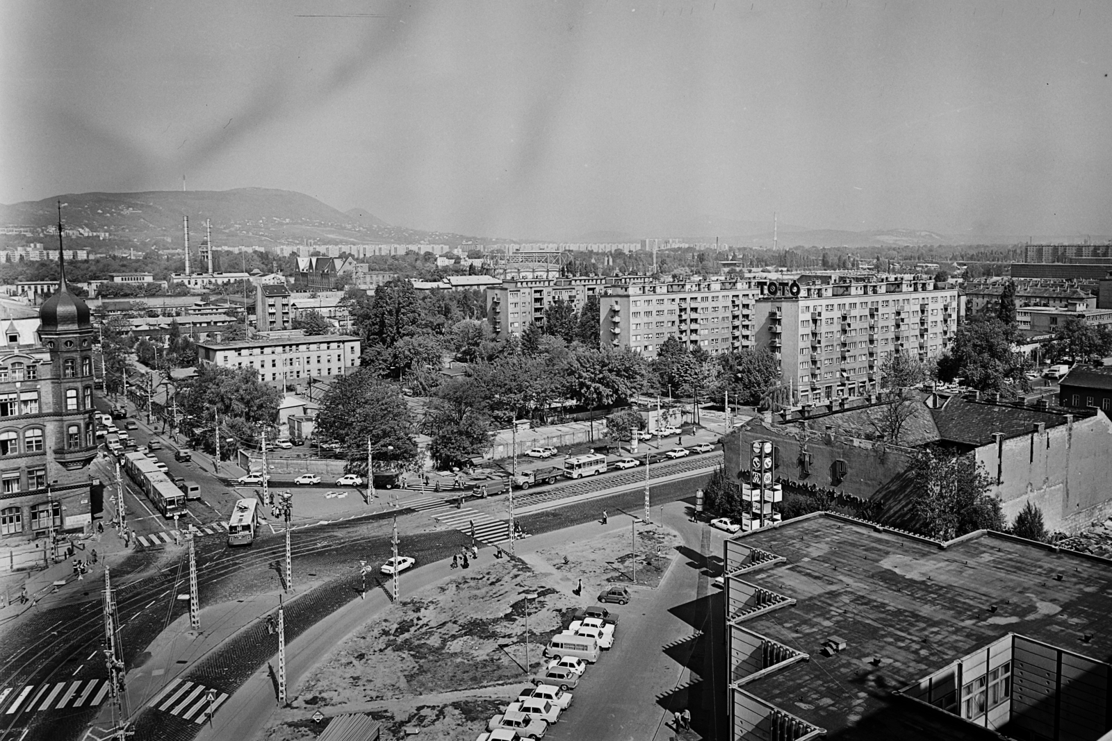 Hungary, Budapest XIII., Dózsa György út - Váci út - Dráva utca kereszteződése a Volga szállóból nézve., 1980, Bauer Sándor, bus, Barkas-brand, picture, trolley bus, Budapest, Ikarus-brand, Fortepan #110975