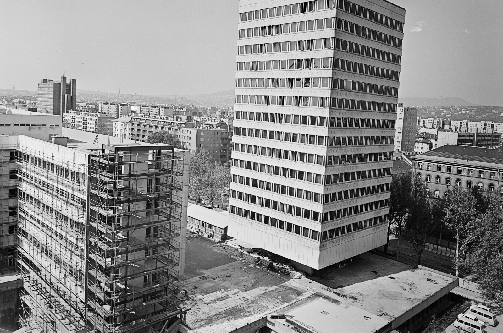 Hungary, Budapest XIII., Váci út 23-27., a Fővárosi Vízművek székháza a Dózsa György út felől a Volga szállóból nézve., 1980, Bauer Sándor, Budapest, Fortepan #110977