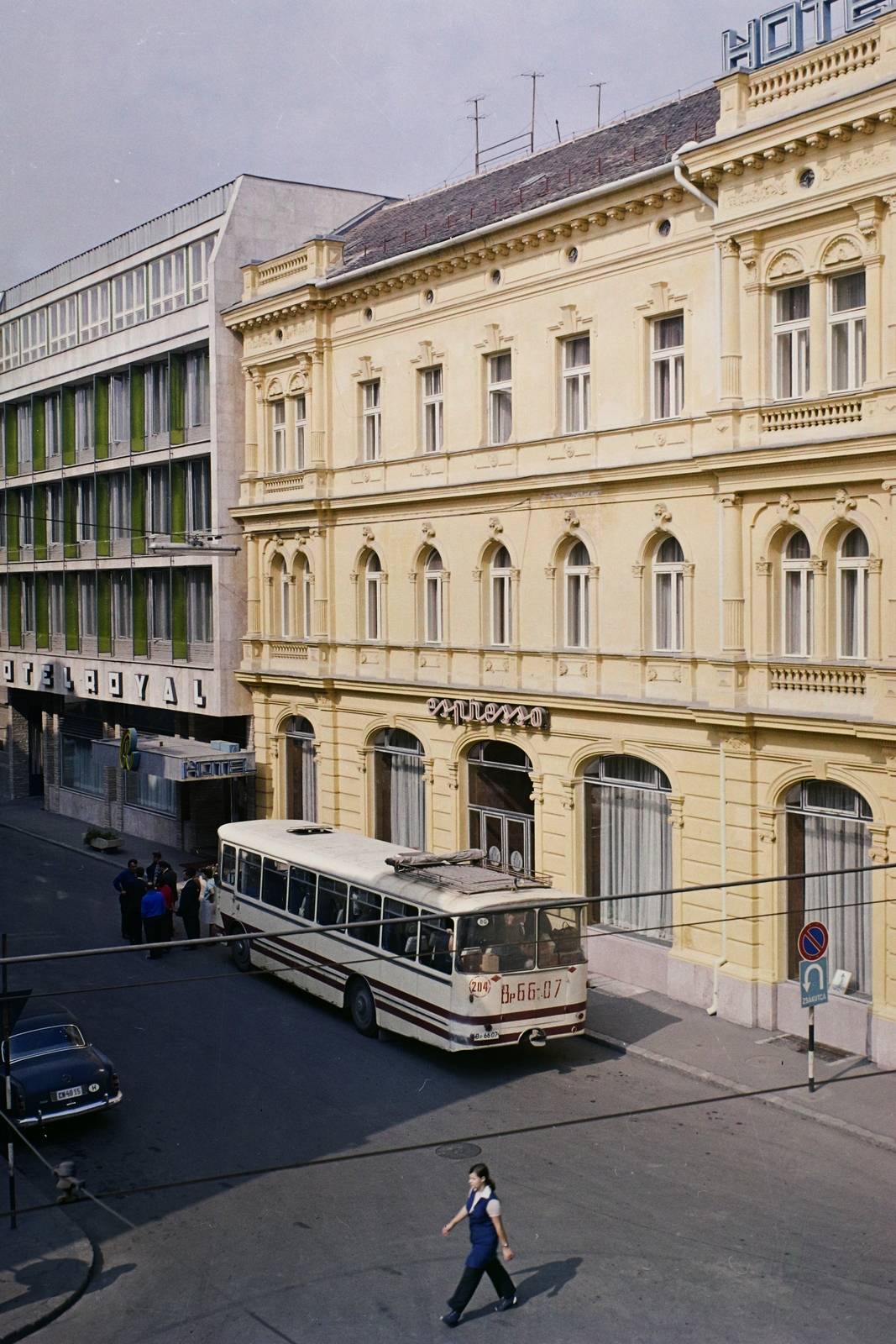 Hungary, Szeged, Kölcsey utca, Royal szálló., 1971, Bauer Sándor, colorful, bus, hotel, Mercedes W120, number plate, neon sign, Fortepan #110987