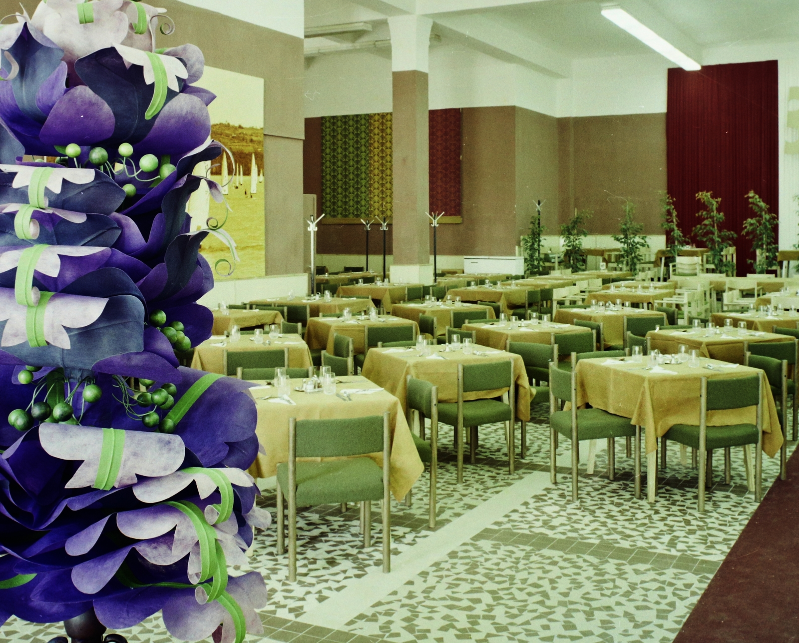 Hungary, Budapest X., Albertirsai úti vásárterület, Expo étterem., 1974, Bauer Sándor, colorful, restaurant, coat-stand, neon lights, mosaic floor, Budapest, Fortepan #110997