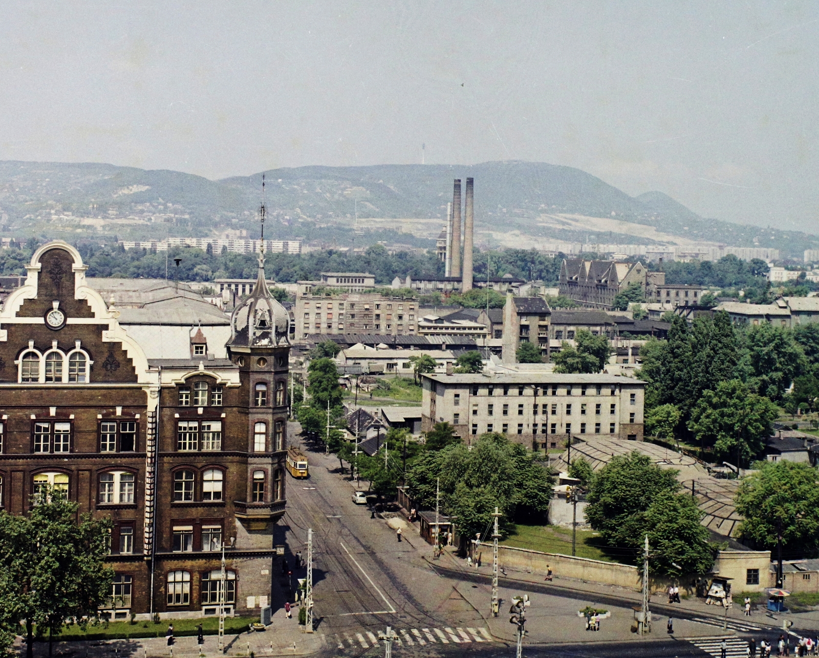 Hungary, Budapest XIII., kilátás a Volga szállóból, előtérben a Váci út, szemben a Dráva utca., 1972, Bauer Sándor, colorful, chimney, Budapest, BSzKRt 3600 series, Fortepan #111016