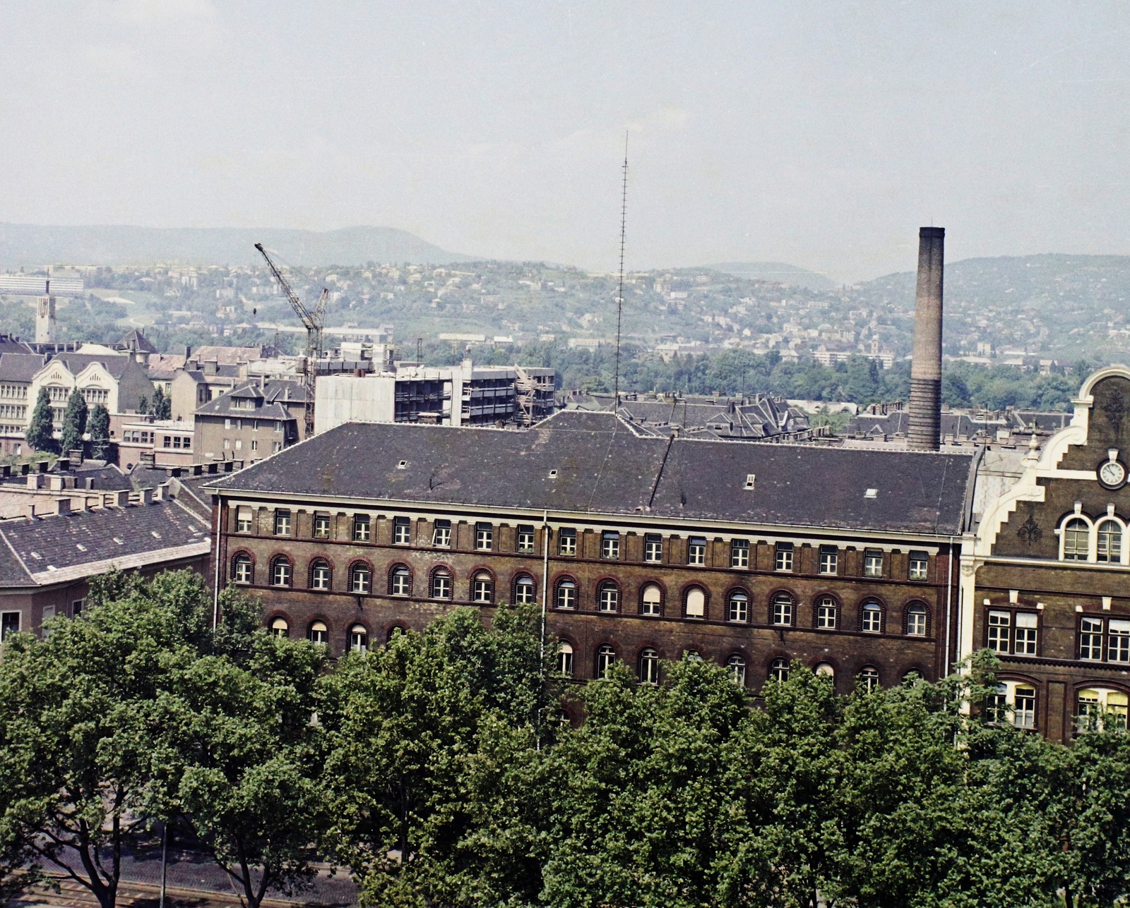 Hungary, Budapest XIII., kilátás a Volga szállóból, előtérben a Váci úton az ELMŰ székház, balra a Pozsonyi úti református templom tornya látszik., 1972, Bauer Sándor, colorful, Budapest, Fortepan #111017