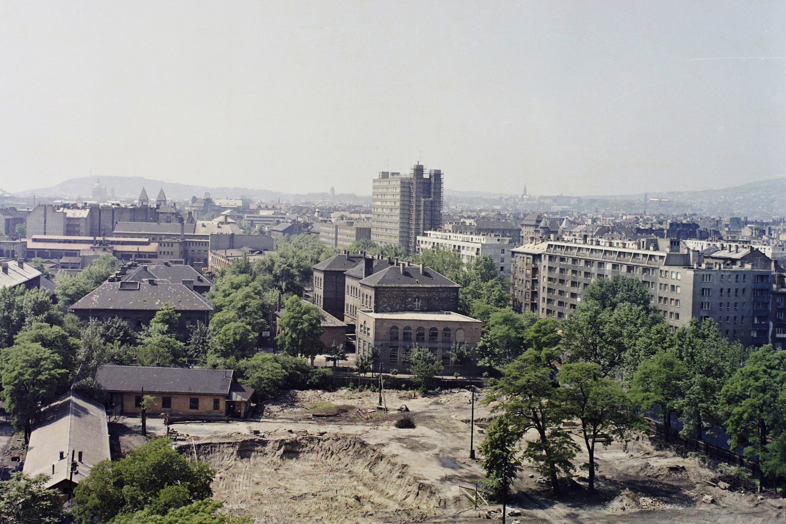 Magyarország, Budapest XIII., kilátás a Volga szállóból, balra a távolban a Lehel (Élmunkás) téri templom tornyai, jobbra a Váci út házai látszanak., 1972, Bauer Sándor, színes, Budapest, Fortepan #111019