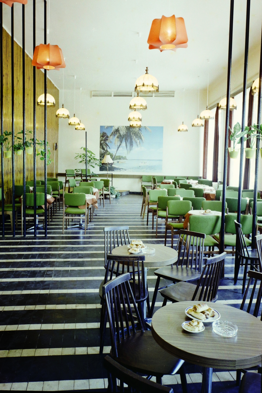 Hungary, Budapest XIV., Erzsébet királyné útja 118., a Zuglói étterem eszpresszója., 1974, Bauer Sándor, colorful, Budapest, restaurant, table, Fortepan #111026