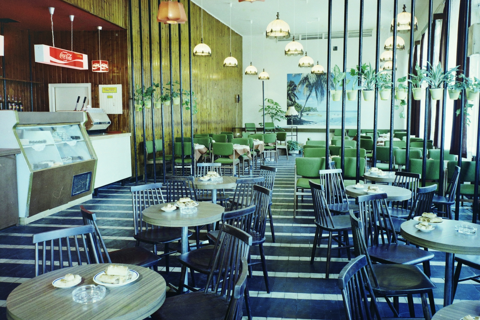 Hungary, Budapest XIV., Erzsébet királyné útja 118., a Zuglói étterem eszpresszója., 1974, Bauer Sándor, colorful, espresso, pastry shop, palm tree, coffee maker, Budapest, Fortepan #111027