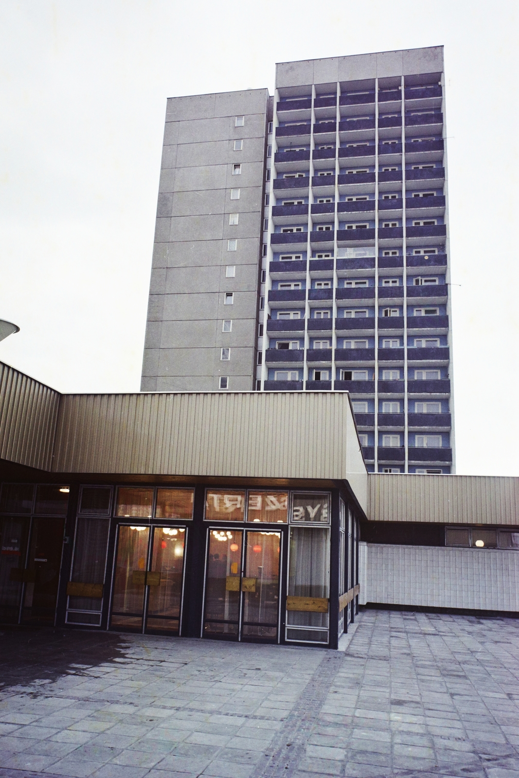 Hungary, Budapest XIV., Csertő park, háttérben a Vezér utca 47., 1976, Bauer Sándor, colorful, restaurant, tall house, Budapest, Fortepan #111041