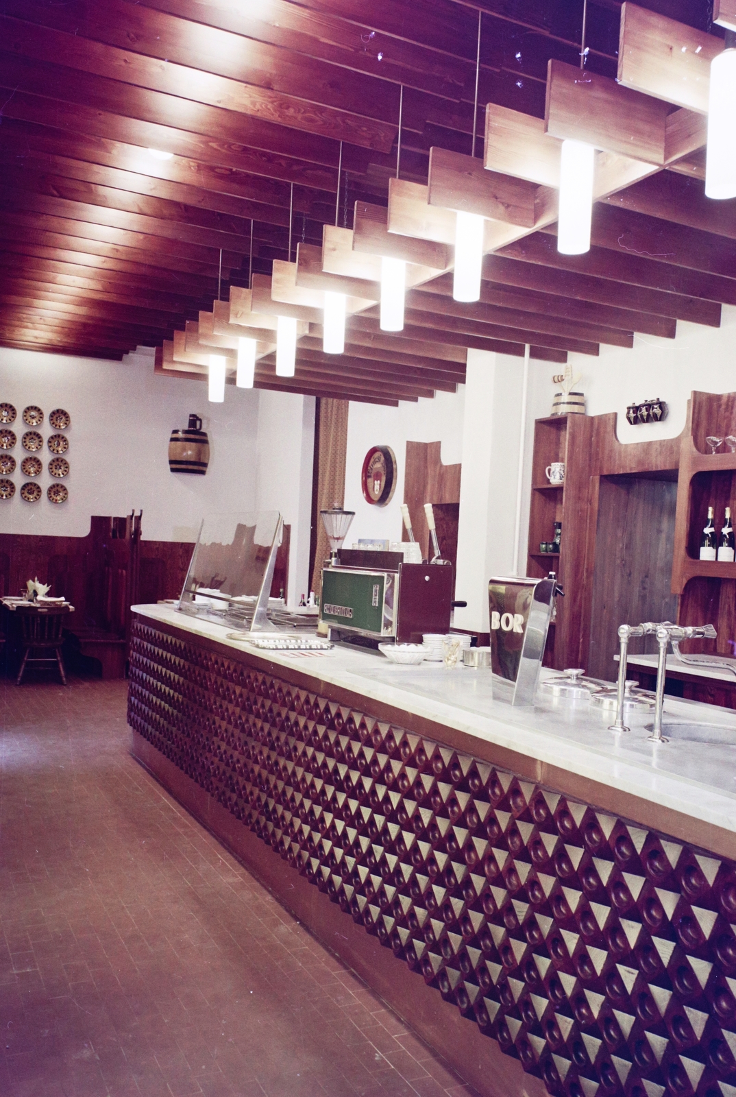 Magyarország, Budapest XIV., Gizella utca 46/a, Kinizsi söröző., 1975, Bauer Sándor, színes, Budapest, Fortepan #111046