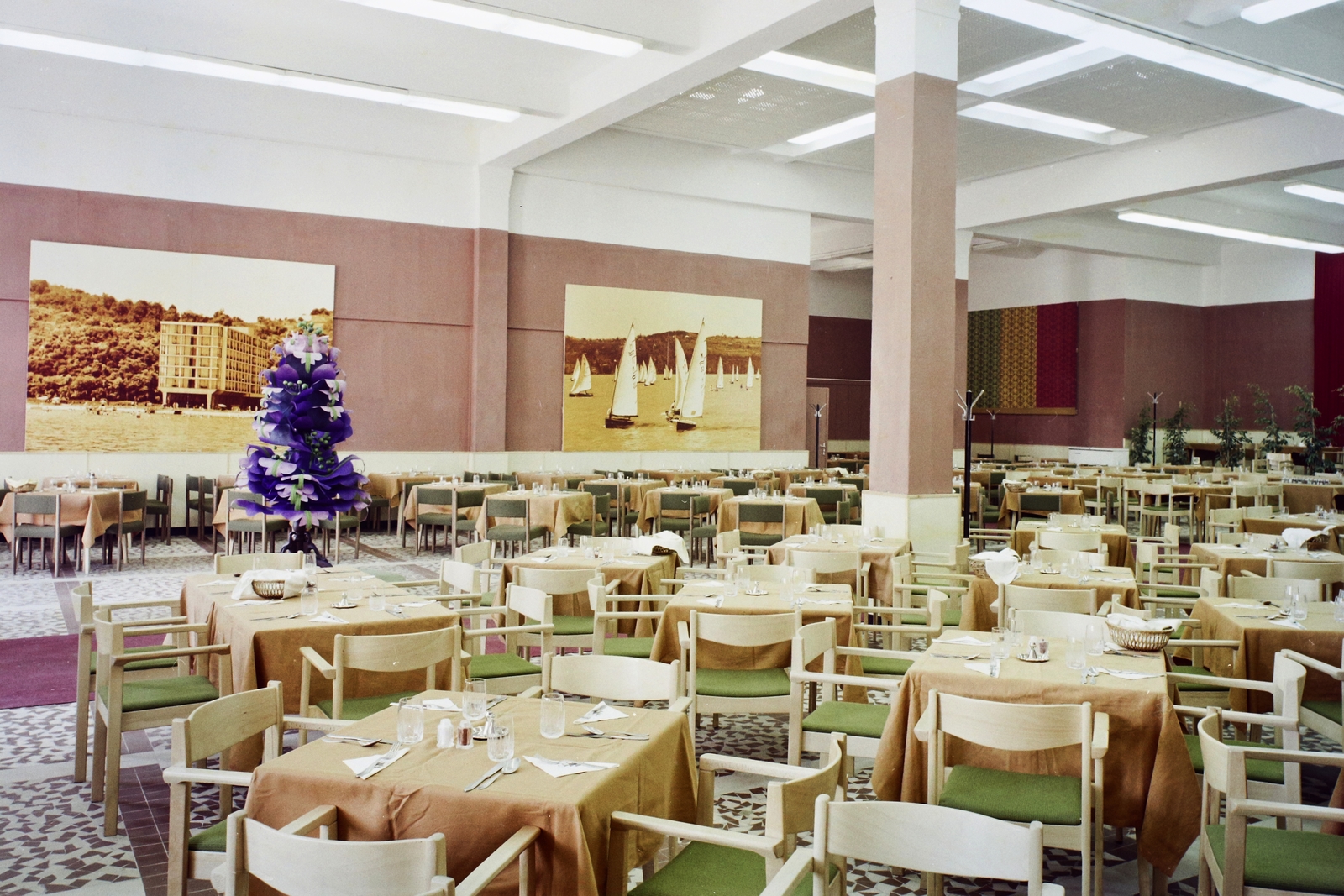 Hungary, Budapest X., Albertirsai úti vásárterület, Expo étterem., 1974, Bauer Sándor, colorful, restaurant, place, chair, tablecloth, wall picture, coat-stand, Budapest, Fortepan #111048