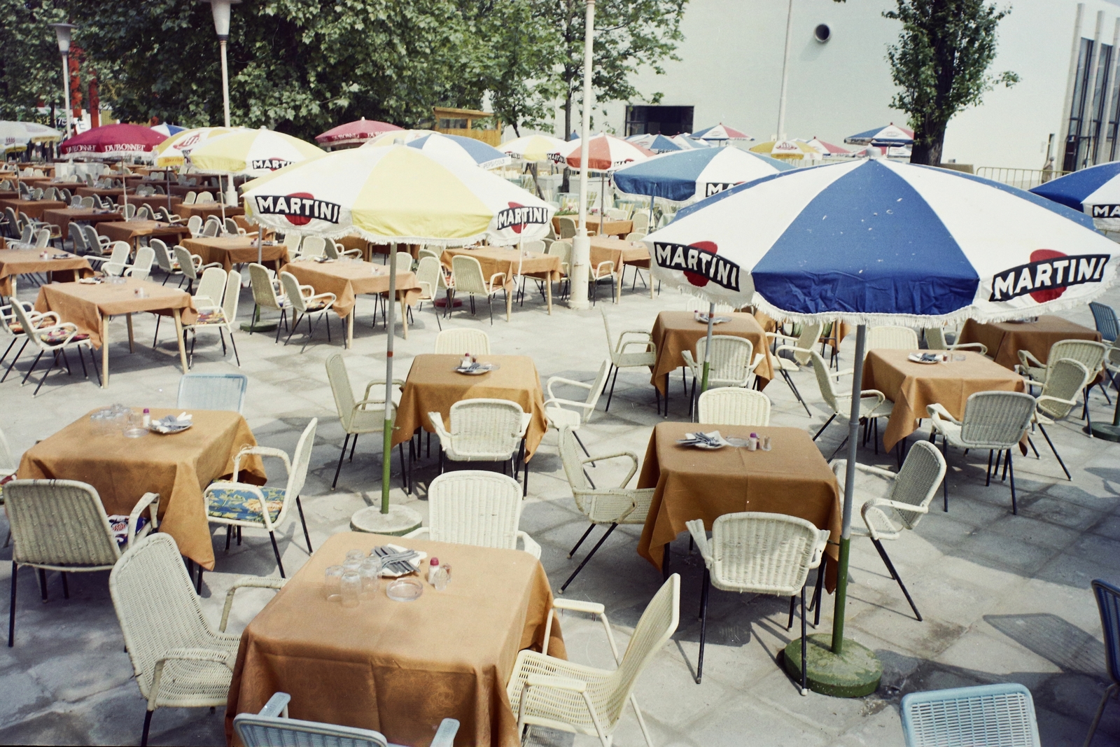 Hungary, Budapest X., Albertirsai úti vásárterület., 1974, Bauer Sándor, colorful, sunshades, Budapest, Fortepan #111049