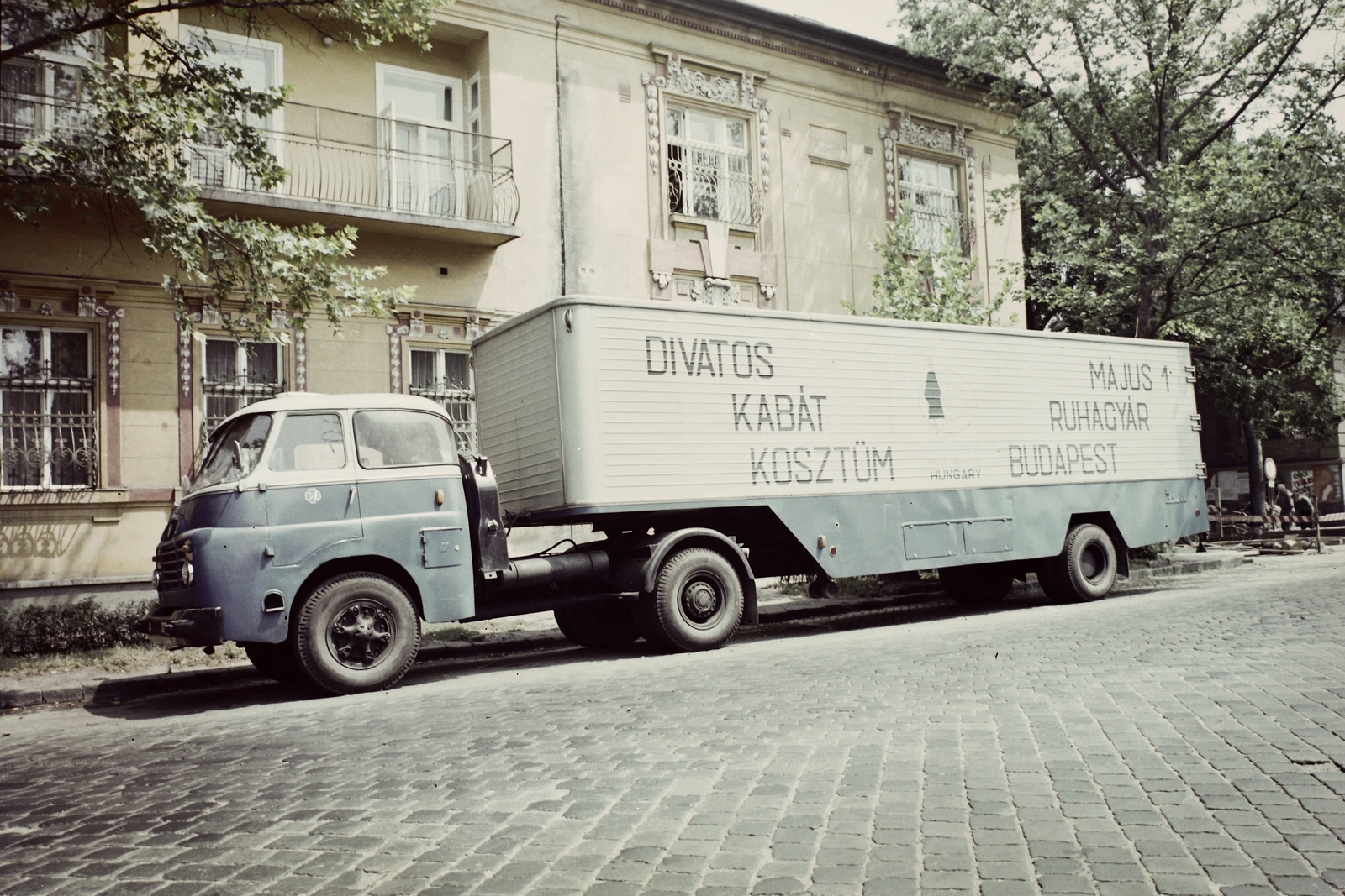 Hungary, Budapest VIII., Elnök utca - Delej utca sarok., 1972, Bauer Sándor, colorful, Hungarian brand, Csepel-brand, cobblestones, Budapest, camion, Fortepan #111056