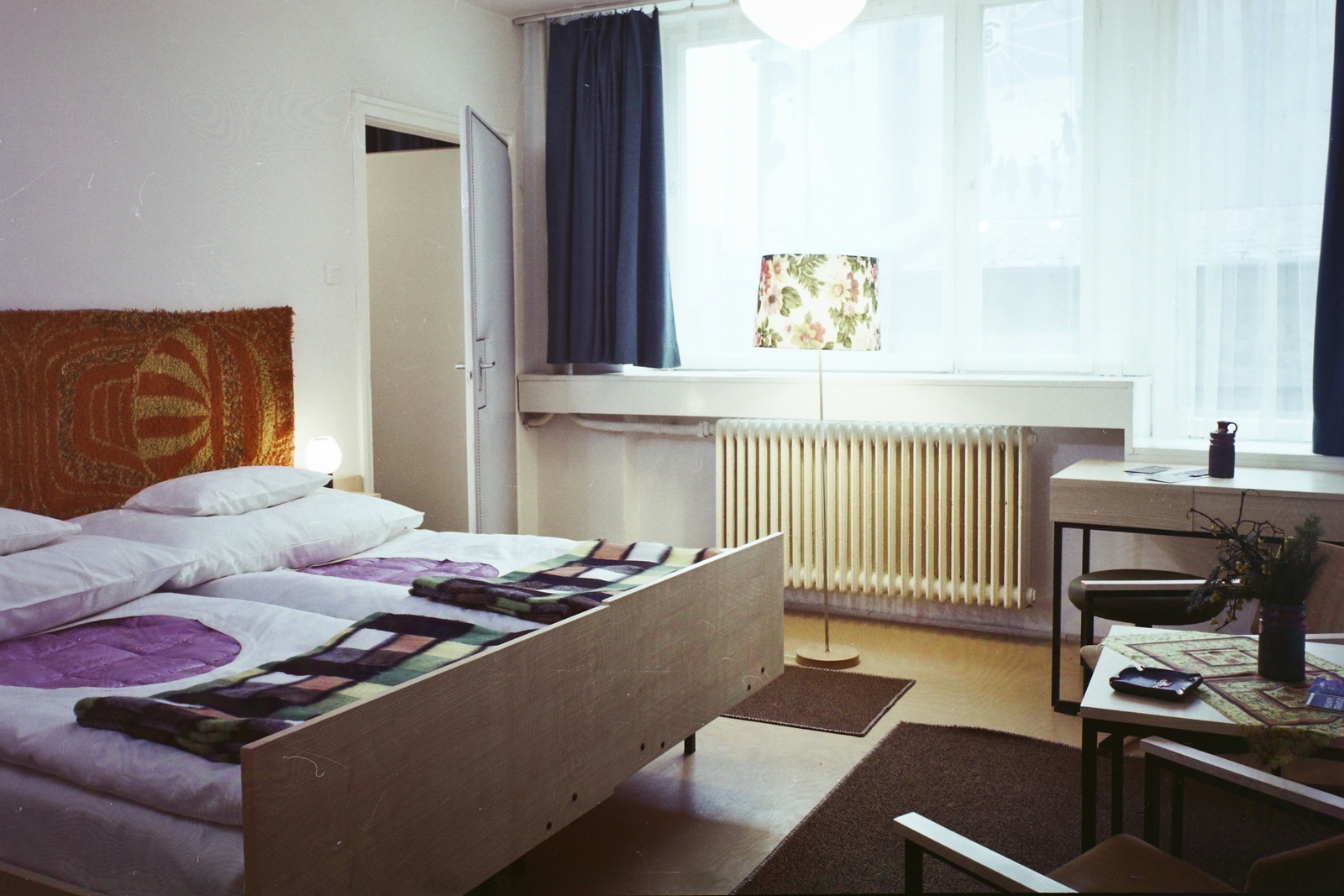 Hungary, Budapest VII., Akácfa utca 3., az EMKE szálló egyik szobája., 1972, Bauer Sándor, colorful, Budapest, radiator, bedsheet, mirrored quilt, Fortepan #111074