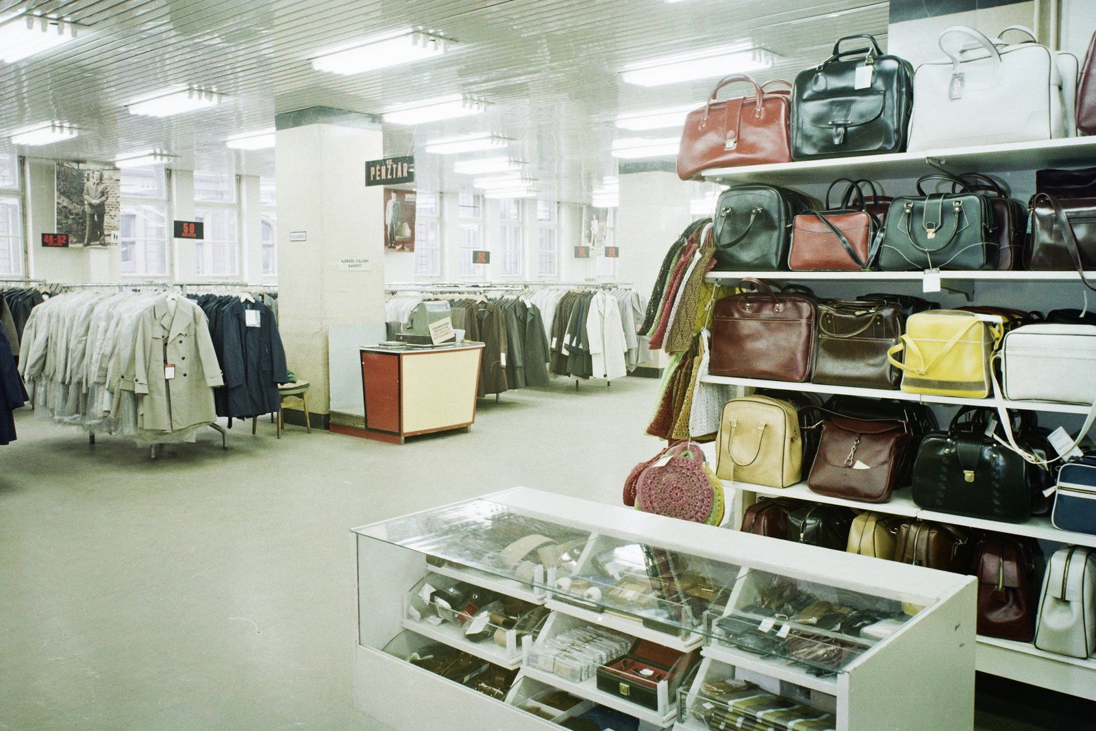 Hungary, Budapest VIII., Blaha Lujza tér, Corvin Áruház., 1971, Bauer Sándor, colorful, Corvin Store, Budapest, department store, Fortepan #111077