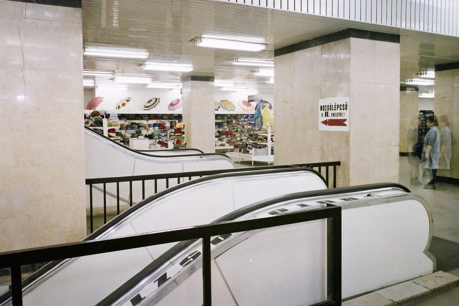 Hungary, Budapest VIII., Blaha Lujza tér, Corvin Áruház., 1971, Bauer Sándor, colorful, Corvin Store, Budapest, department store, Fortepan #111078