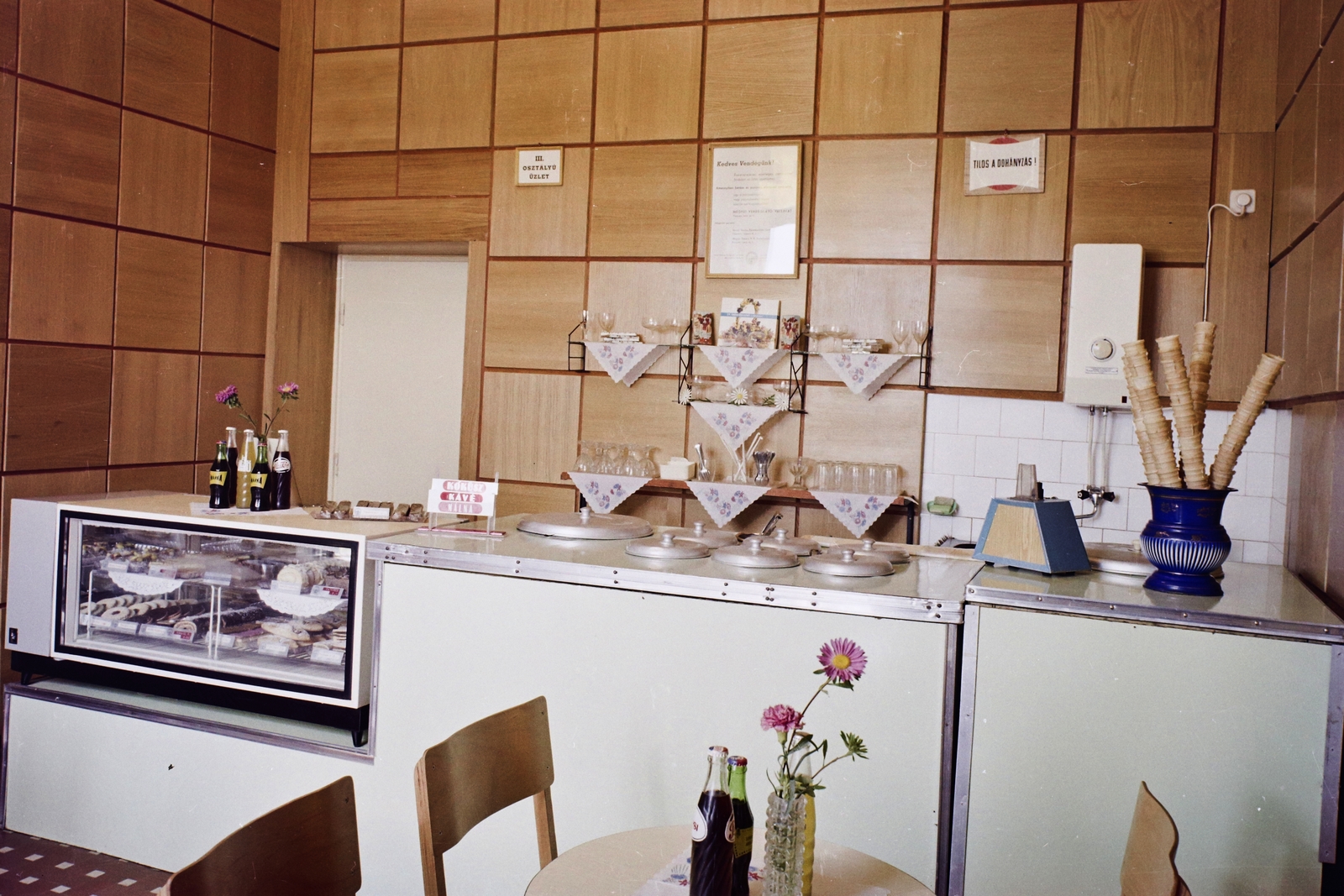 Hungary, 1974, Bauer Sándor, colorful, ice cream, flower, pastry shop, pastry, boiler, cone, Márka-brand, Pepsi-brand, Fortepan #111082