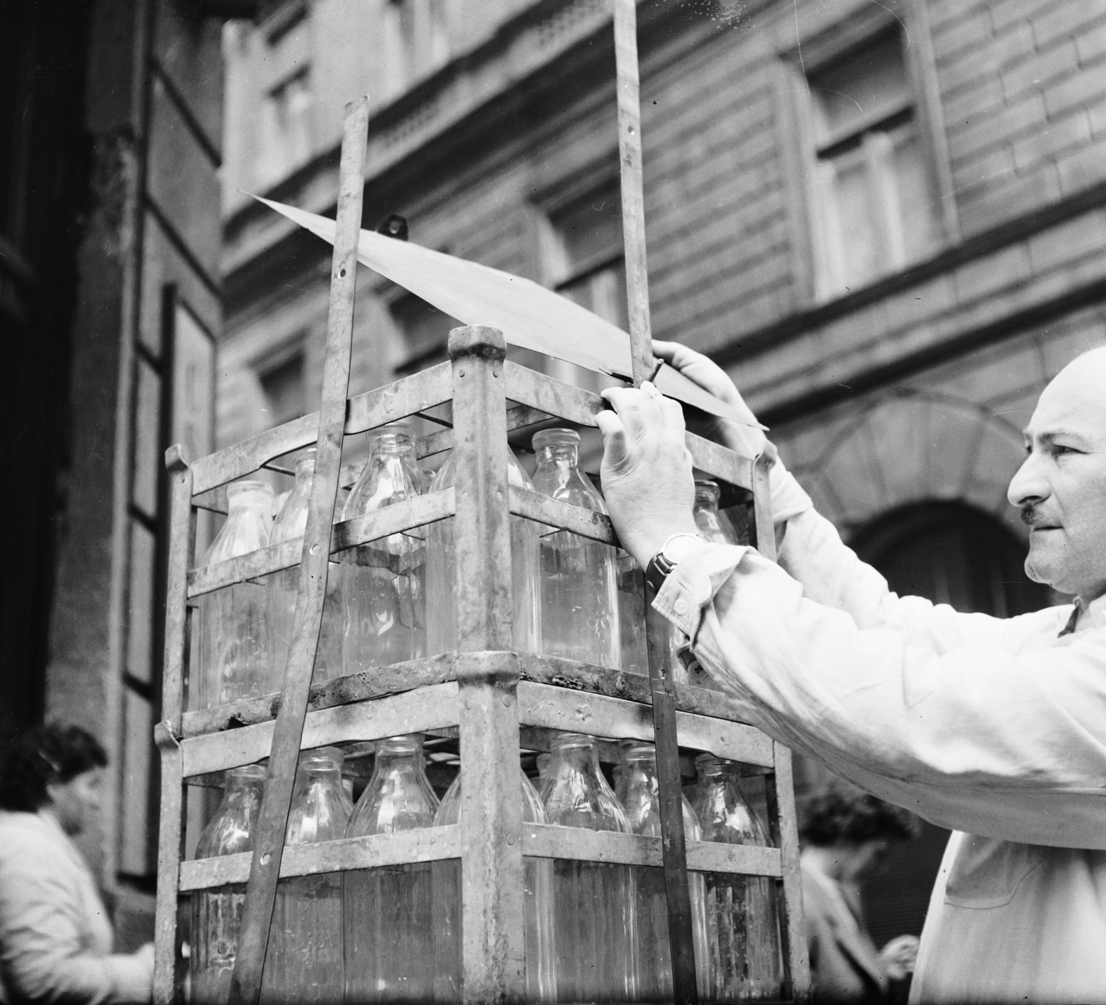 Hungary, Budapest VIII., Baross utca - Szentkirályi utca sarok., 1960, Bauer Sándor, milk bottle, crate, Budapest, Fortepan #111117