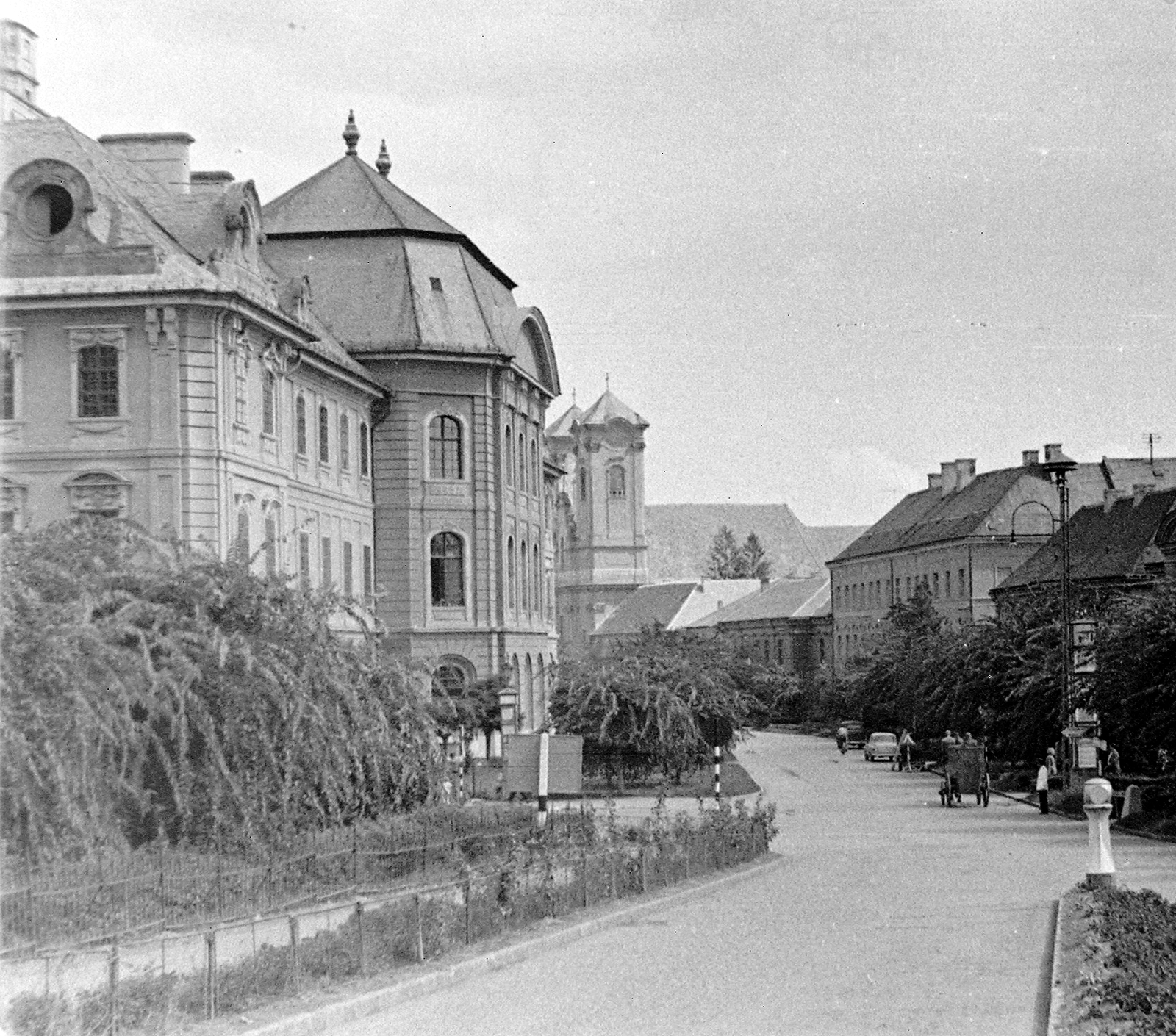 Hungary, Eger, Eszterházy (Szabadság) tér, balra a Líceum. Szemben a Kossuth Lajos utca, távolabb a Ferences templom., 1960, Kurutz Márton, Baroque-style, Josef Ignaz Gerl-design, Jakab Fellner-design, József Grossmann-design, Fortepan #11112